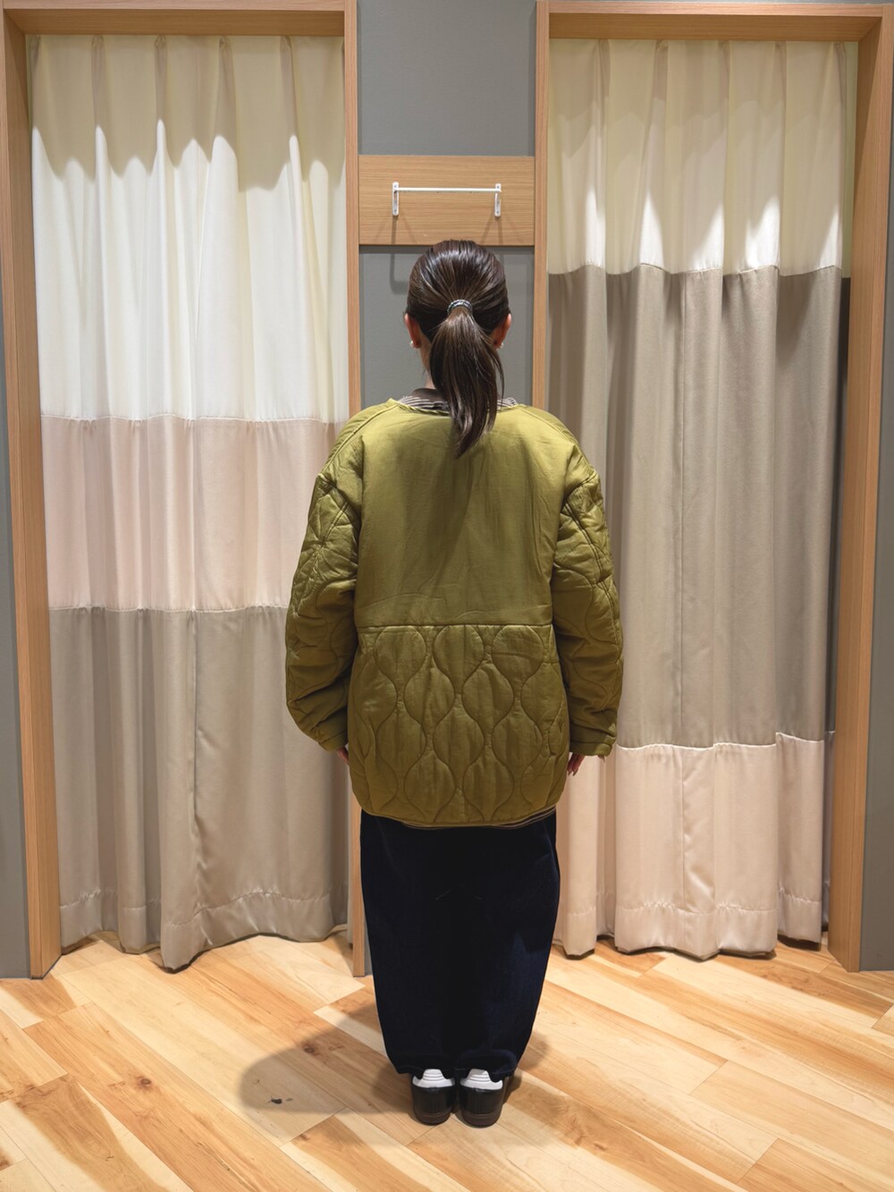 ブルー系のその他パンツ、グリーン系のブルゾン、ブラウン系のTシャツ/カットソーを着用したレディースの冬コーディネートの3枚目の写真