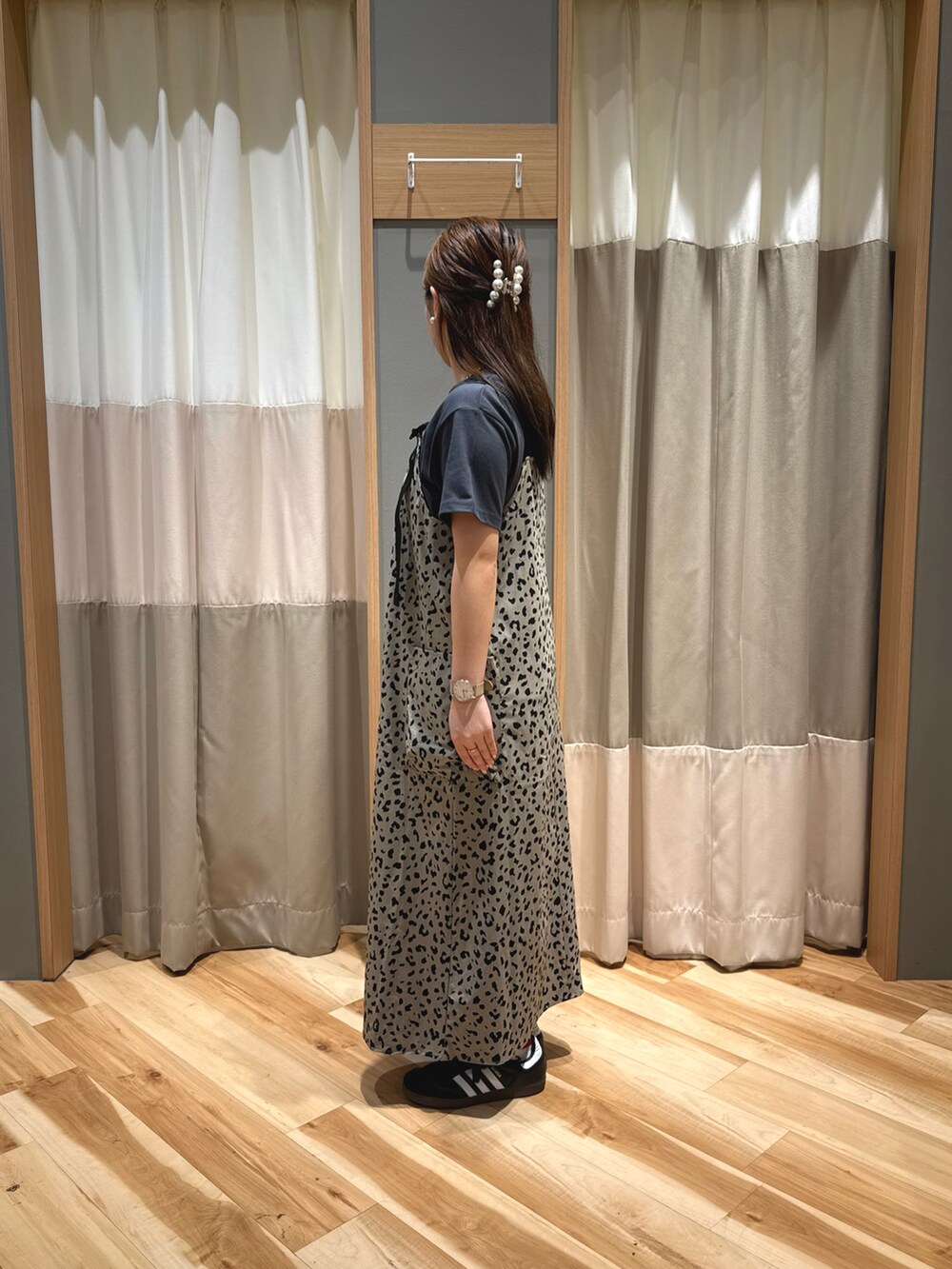 グレー系のTシャツ/カットソー、ベージュ系のワンピースを着用したレディースの春コーディネートの4枚目の写真