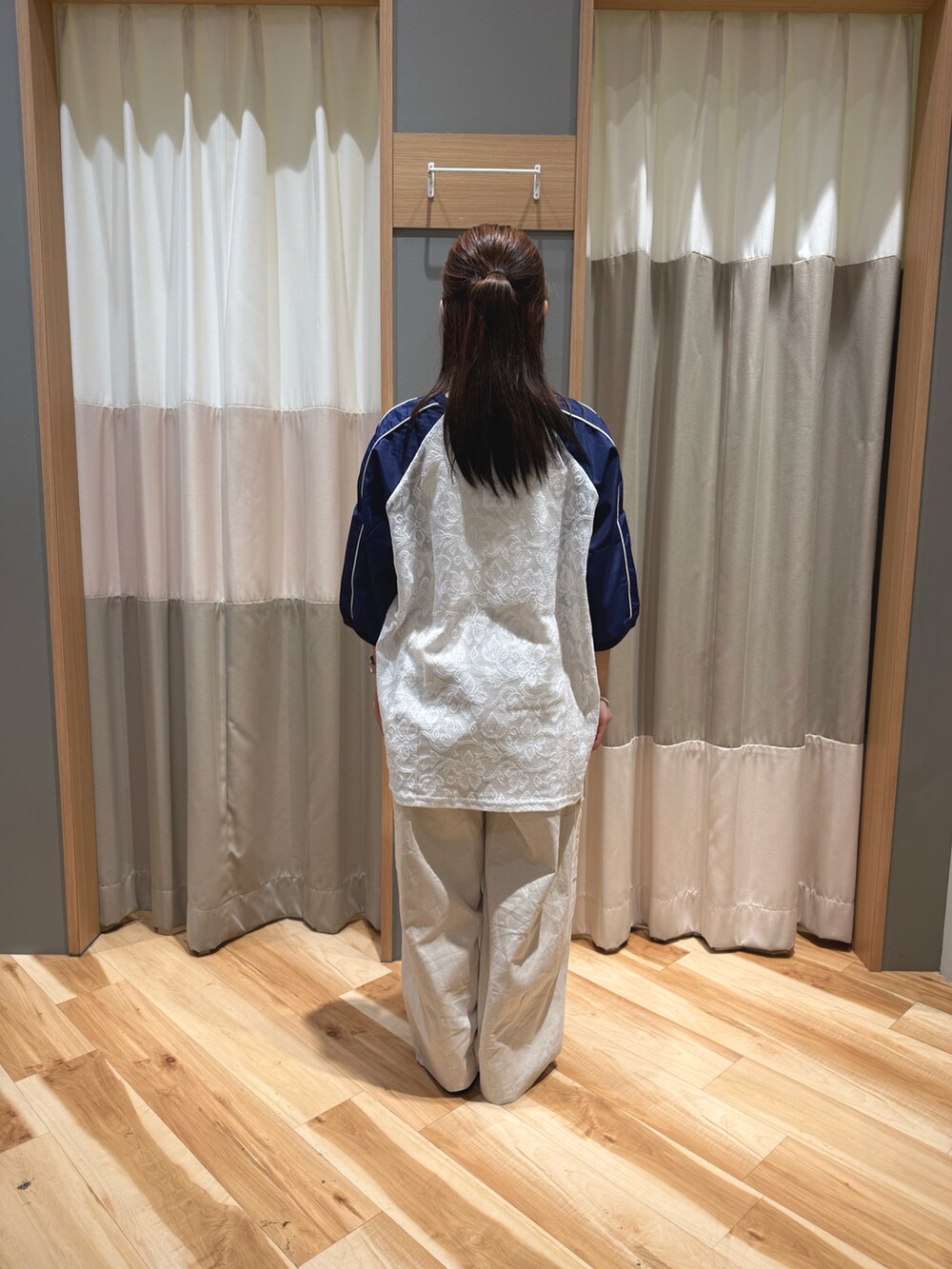 ホワイト系のTシャツ/カットソー、ベージュ系のその他パンツ、ホワイト系のTシャツ/カットソーを着用したレディースの春コーディネートの3枚目の写真