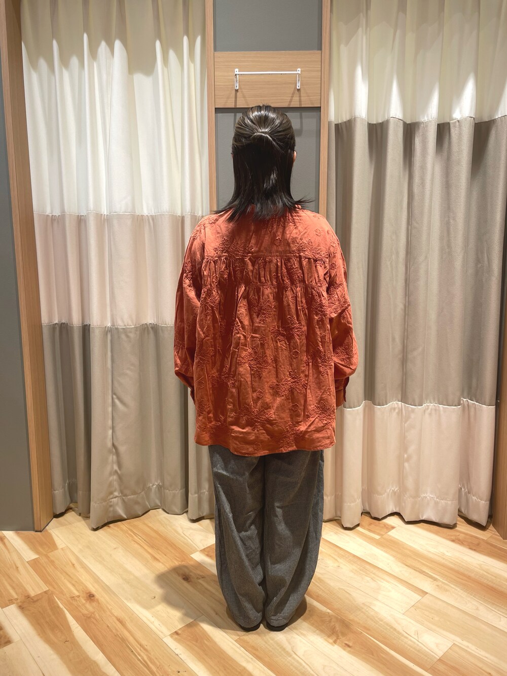 ブラック系のドレスシューズ、オレンジ系のシャツ/ブラウス、グレー系のその他パンツを着用したレディースの秋コーディネートの3枚目の写真