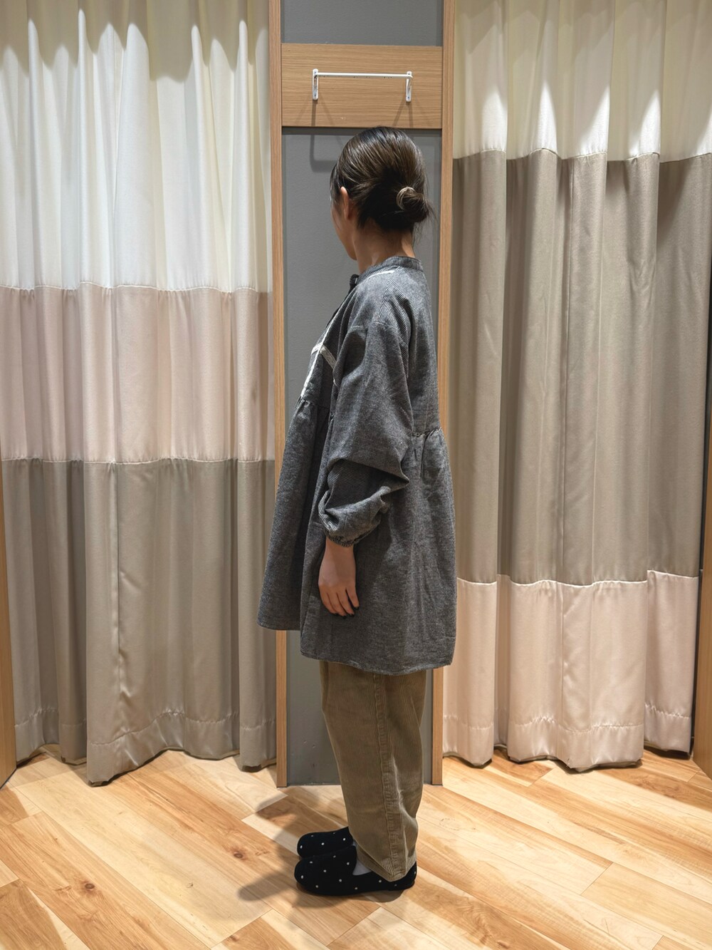 グリーン系のその他パンツ、グレー系のドレスシューズ、グレー系のチュニックを着用したレディースの秋コーディネートの4枚目の写真