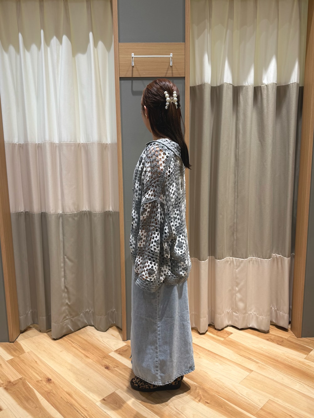 ホワイト系のTシャツ/カットソー、ブルー系のワンピース、グレー系のカーディガン/ボレロを着用したレディースの春コーディネートの4枚目の写真