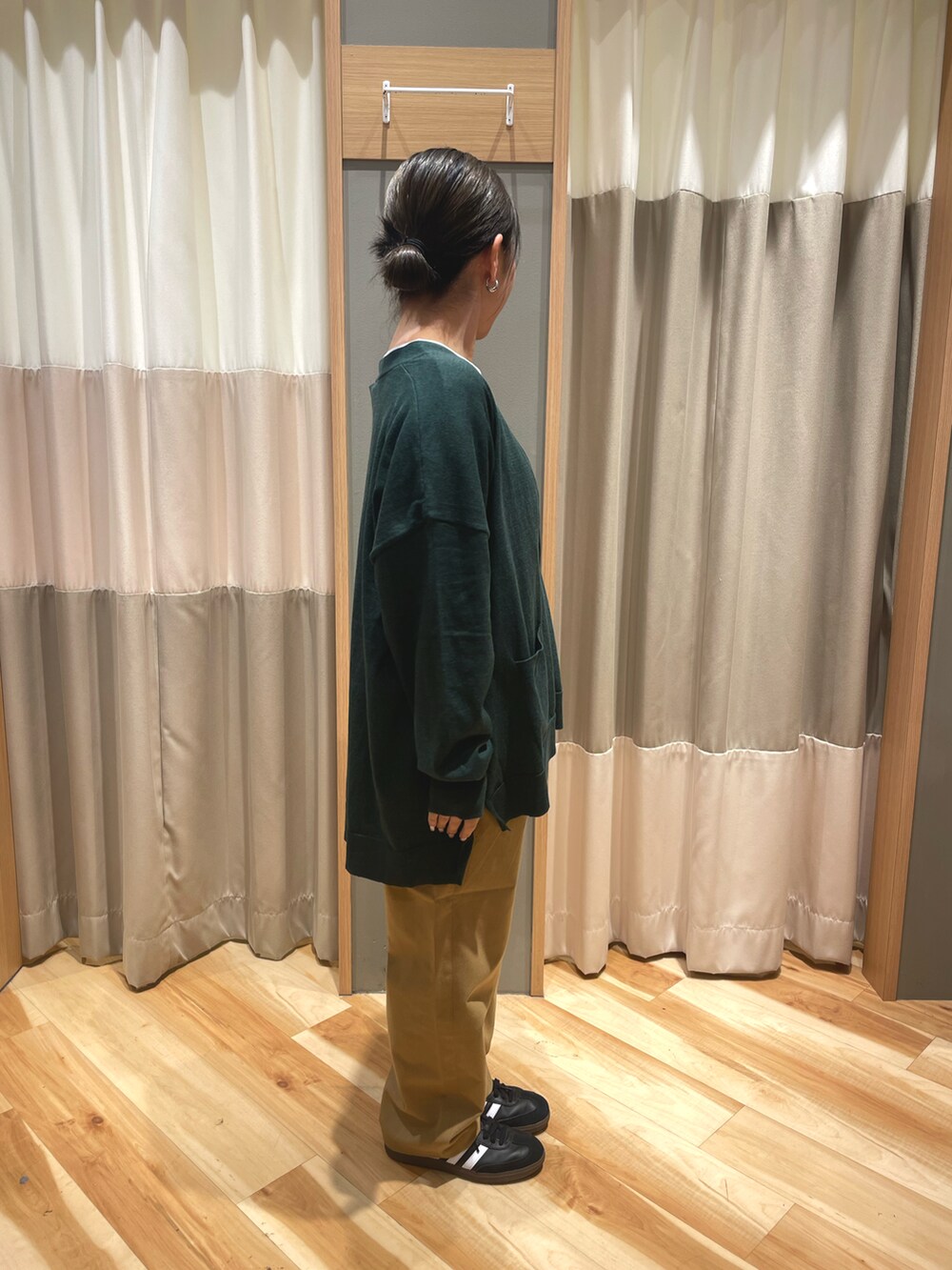 ベージュ系のその他パンツ、ブラック系のハンドバッグ、グリーン系のカーディガン/ボレロを着用したレディースの秋コーディネートの2枚目の写真