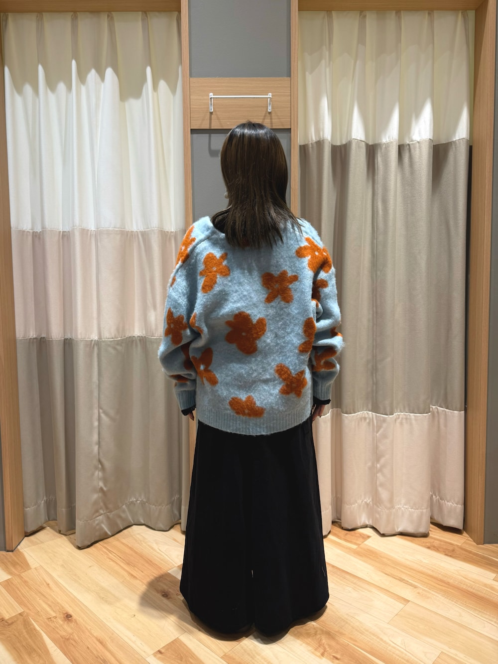 ブラック系のTシャツ/カットソー、ブラック系のワンピース、ブルー系のカーディガン/ボレロを着用したレディースの冬コーディネートの3枚目の写真