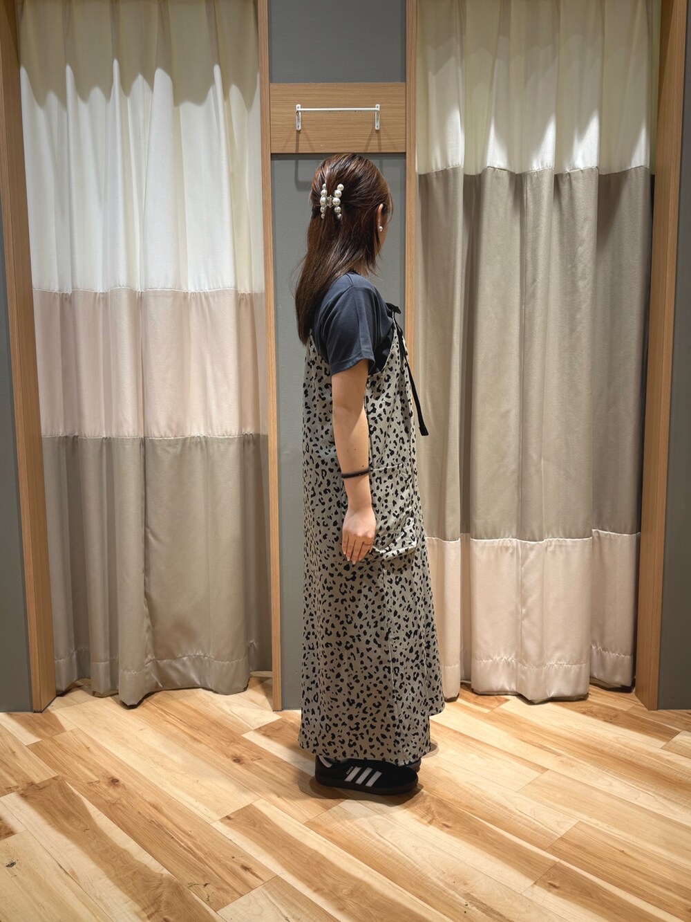 グレー系のTシャツ/カットソー、ベージュ系のワンピースを着用したレディースの春コーディネートの2枚目の写真