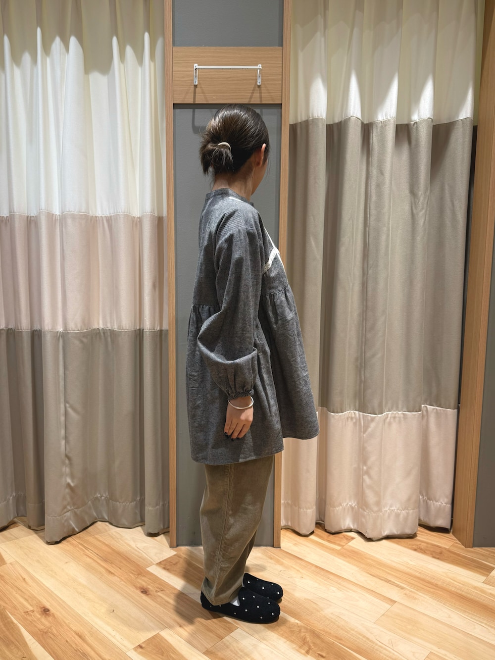 グリーン系のその他パンツ、グレー系のドレスシューズ、グレー系のチュニックを着用したレディースの秋コーディネートの2枚目の写真