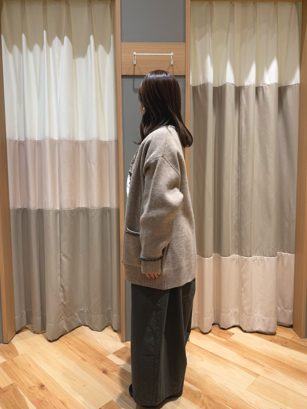 グリーン系のその他パンツ、ホワイト系のTシャツ/カットソー、ベージュ系のカーディガン/ボレロを着用したレディースの冬コーディネートの4枚目の写真