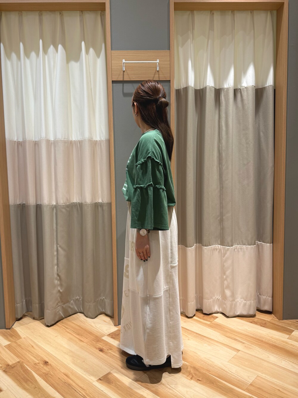 ベージュ系のスカート、グリーン系のTシャツ/カットソーを着用したレディースの春コーディネートの4枚目の写真