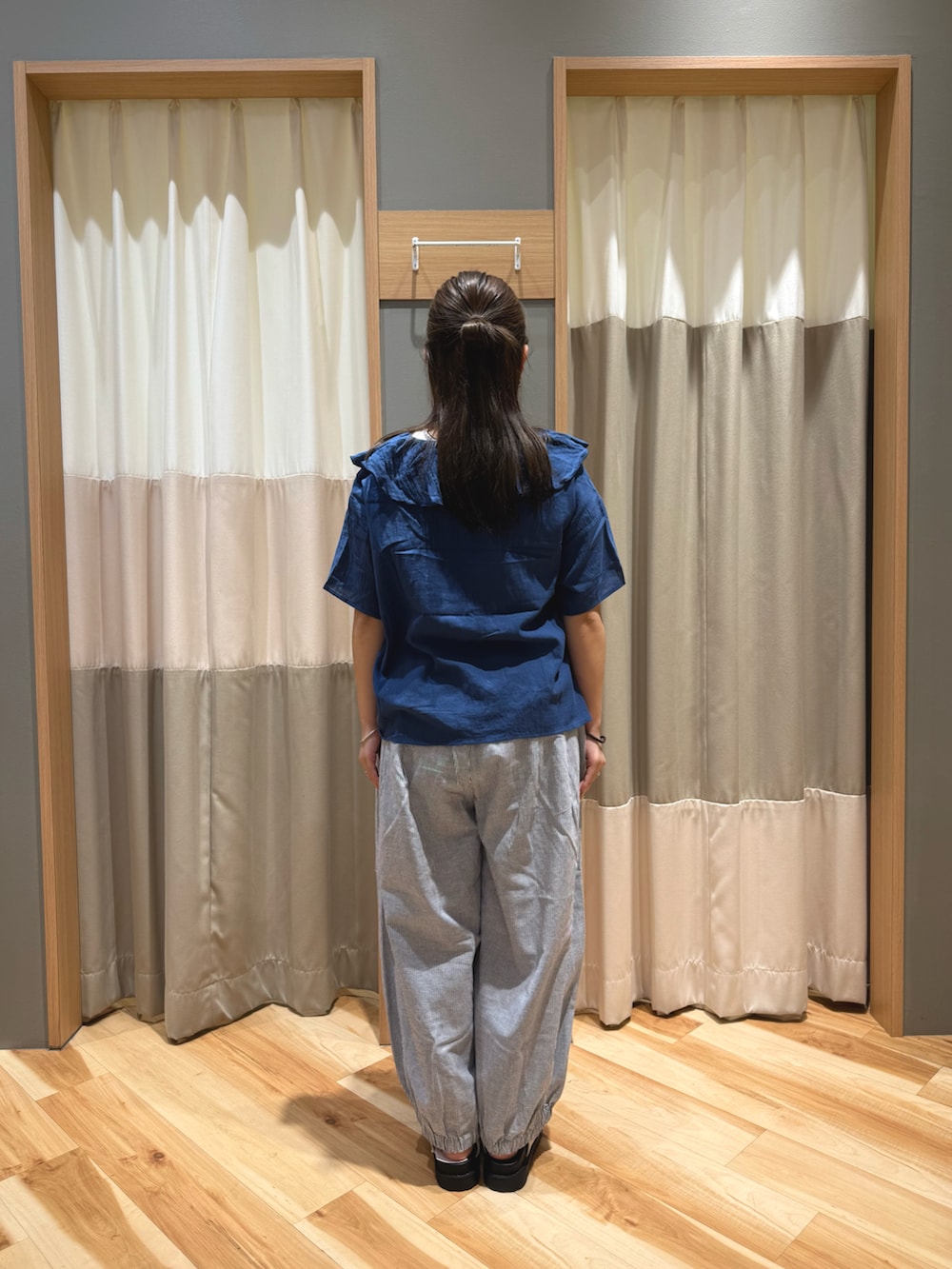 ホワイト系のサンダル、ブルー系のパンツ、ホワイト系のTシャツ/カットソーを着用したレディースの夏コーディネートの3枚目の写真