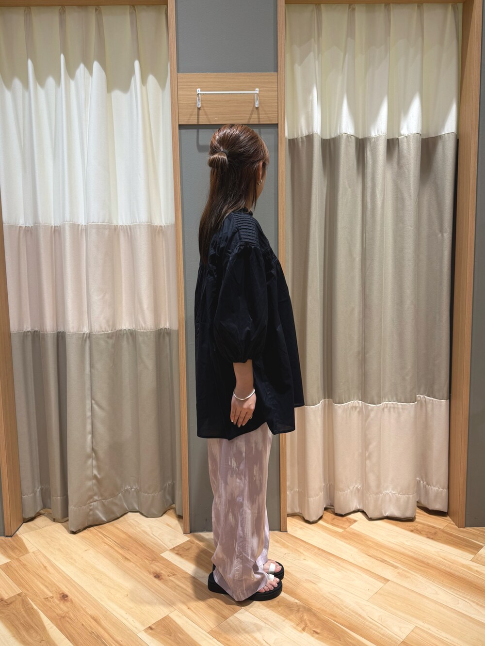 ピンク系のその他パンツ、ベージュ系のドレスシューズ、ブラック系のシャツ/ブラウスを着用したレディースの春コーディネートの2枚目の写真