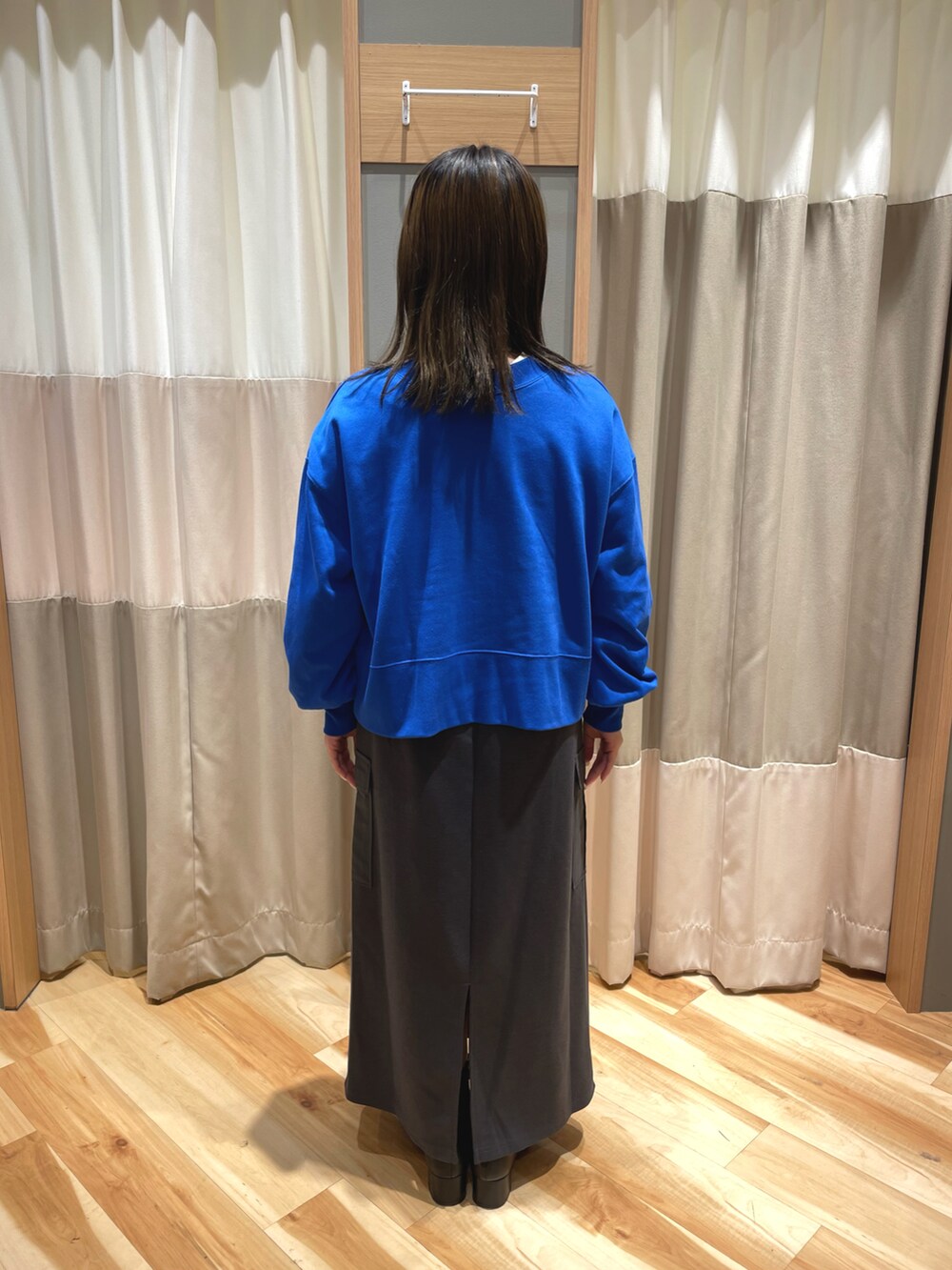 ブラック系のドレスシューズ、グレー系のスカート、ブラック系のハンドバッグを着用したレディースの秋コーディネートの3枚目の写真