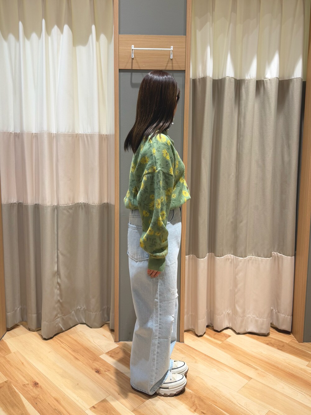 ブルー系のその他パンツ、ホワイト系のニット/セーター、グリーン系のカーディガン/ボレロを着用したレディースの冬コーディネートの2枚目の写真