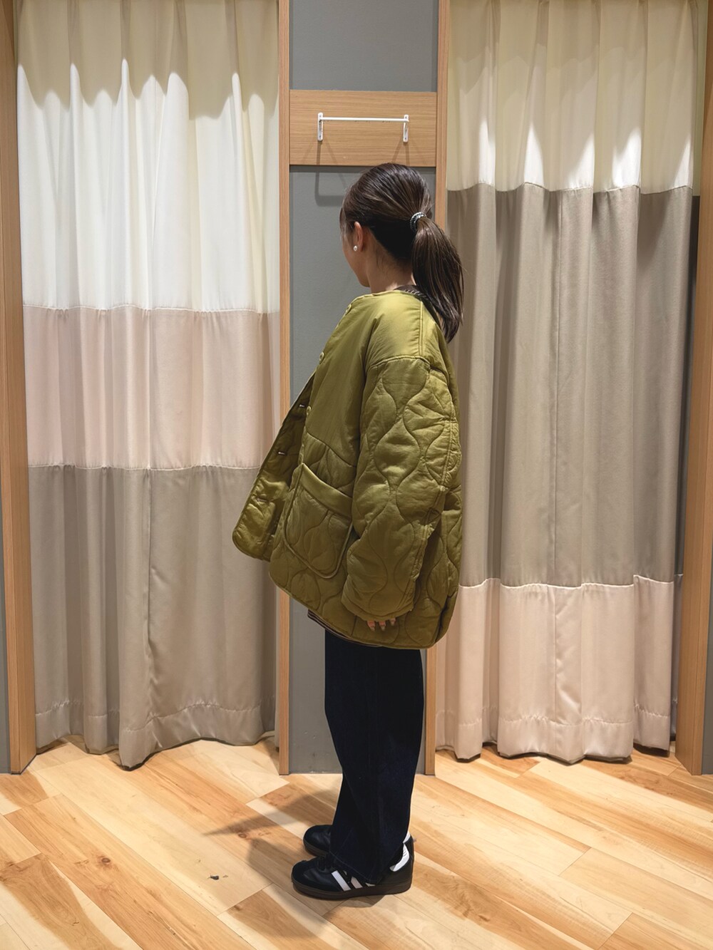 ブルー系のその他パンツ、グリーン系のブルゾン、ブラウン系のTシャツ/カットソーを着用したレディースの冬コーディネートの4枚目の写真