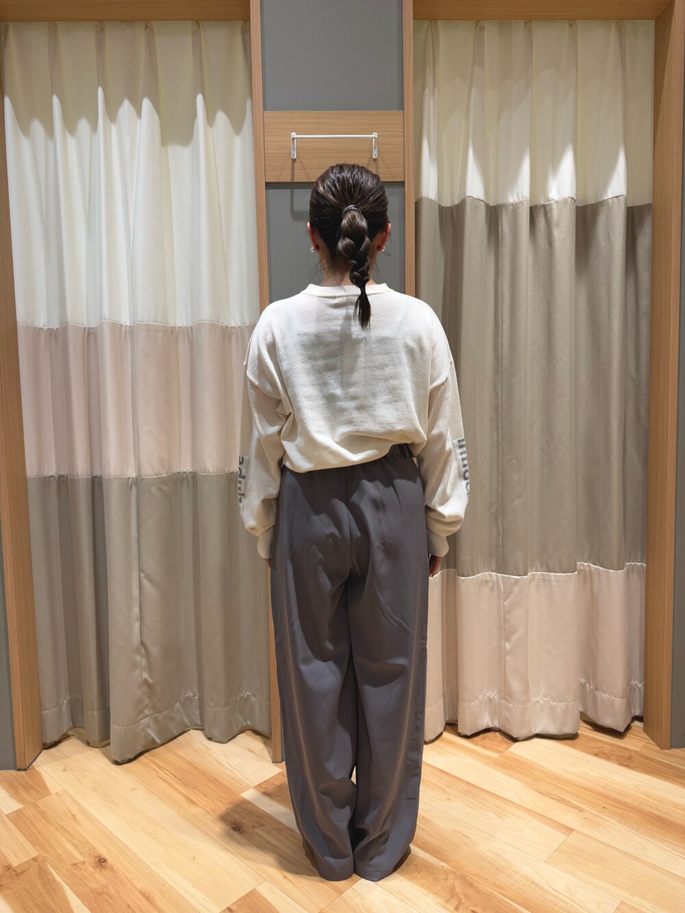 グレー系のその他パンツ、ブラック系のブーツ、ホワイト系のニット/セーターを着用したレディースの冬コーディネートの3枚目の写真