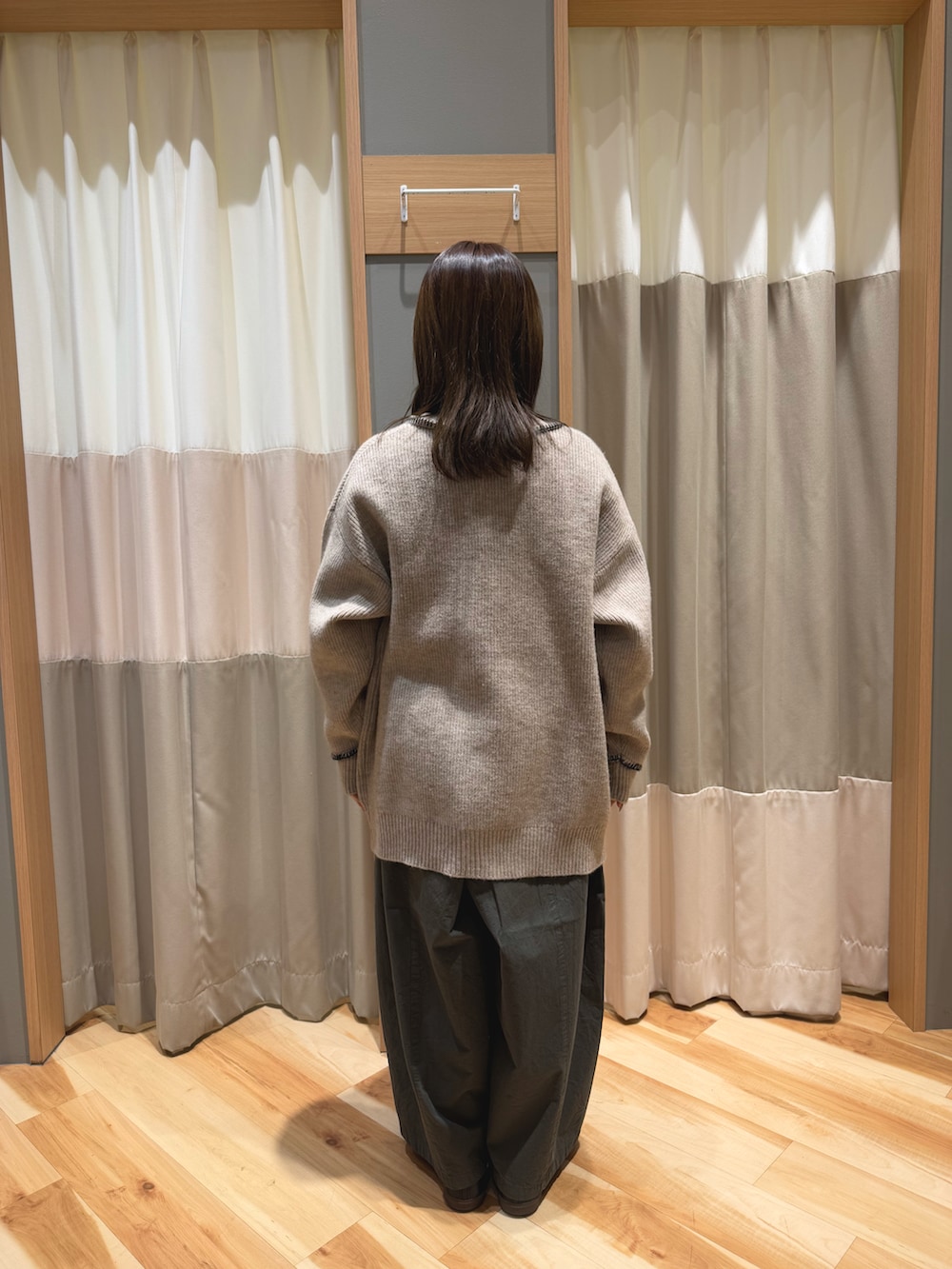 グリーン系のその他パンツ、ホワイト系のTシャツ/カットソー、ベージュ系のカーディガン/ボレロを着用したレディースの冬コーディネートの3枚目の写真