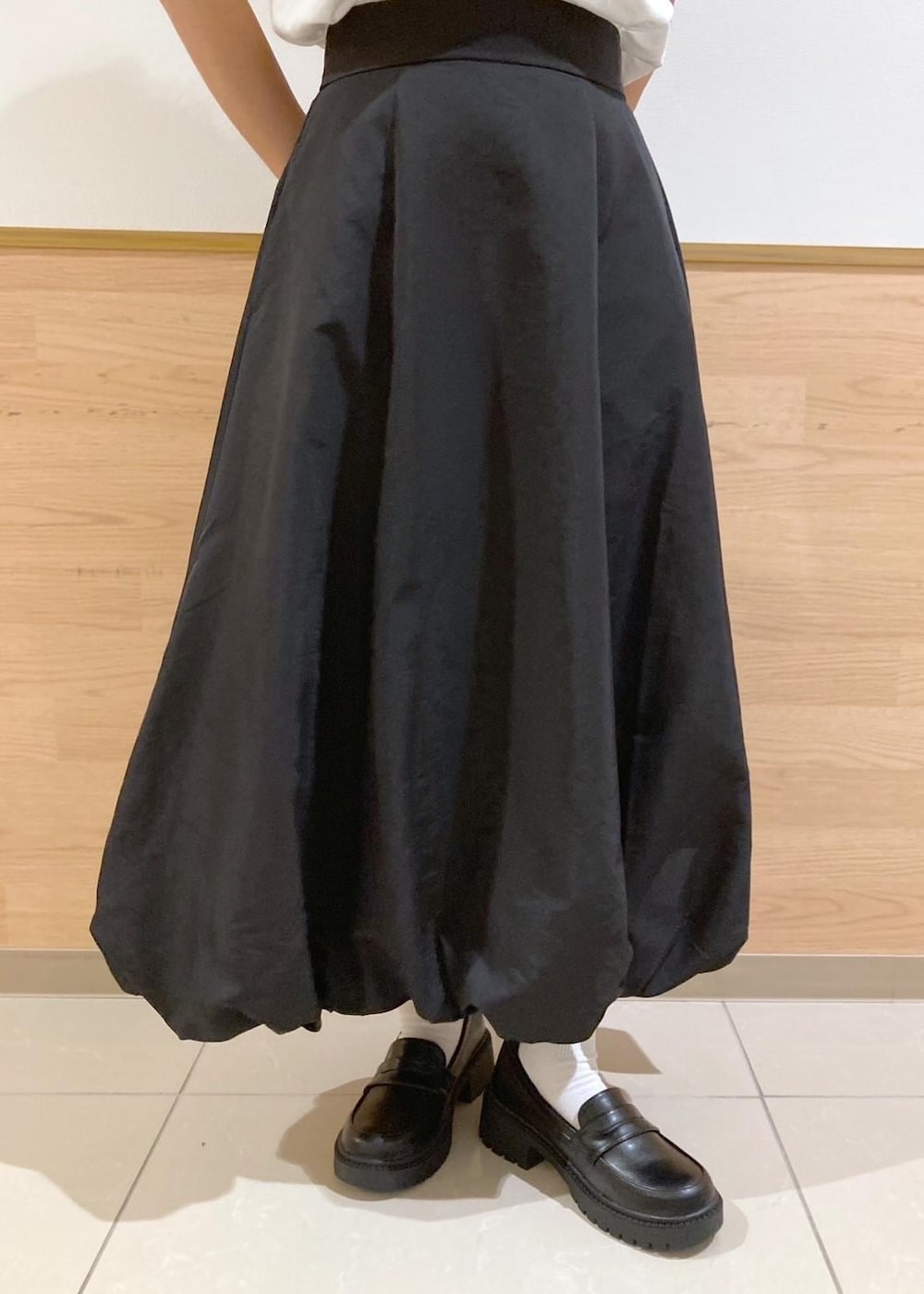 ブラック系のローファー、レッド系のトートバッグ、ホワイト系のTシャツ/カットソーを着用したレディースの秋コーディネートの6枚目の写真