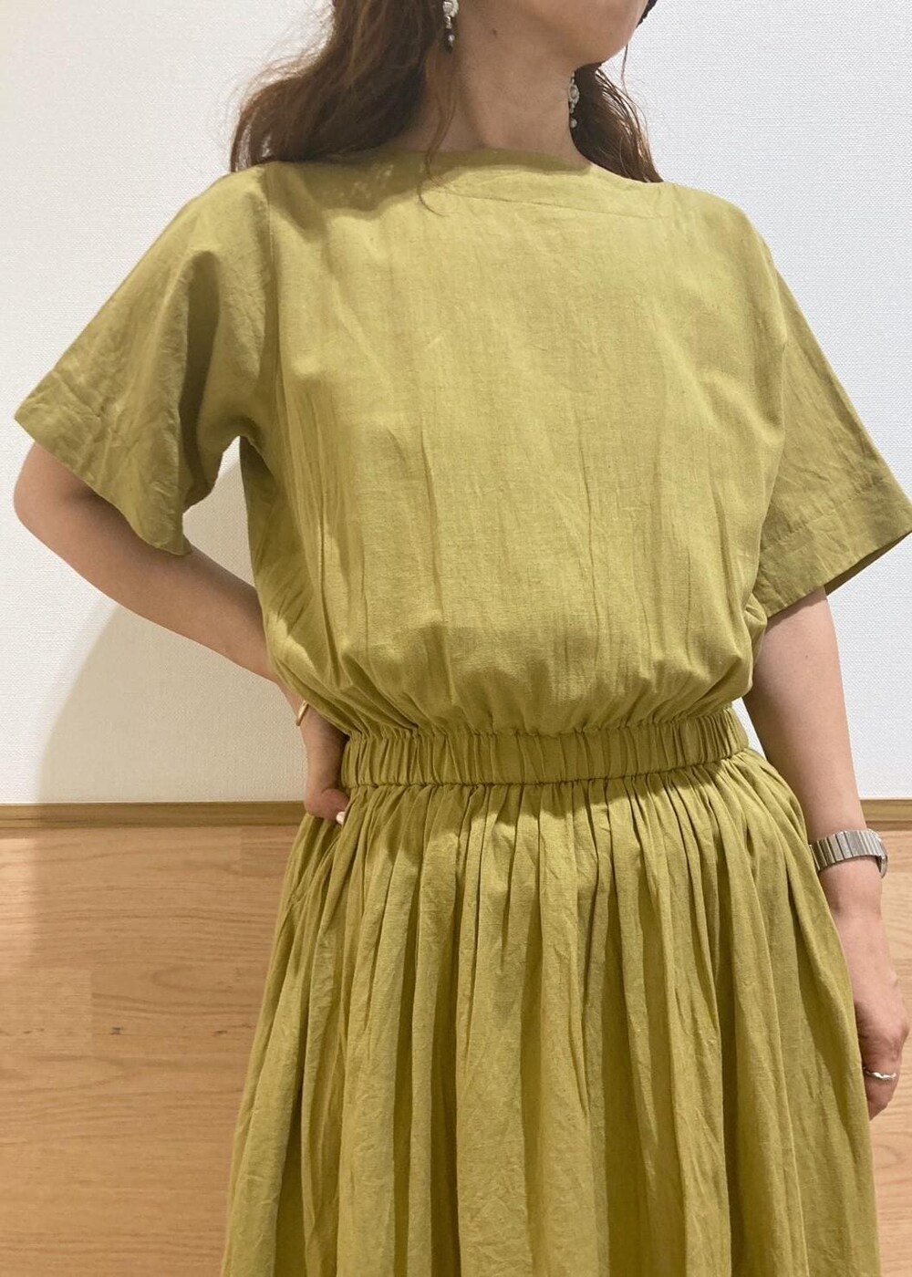 ブラック系のサンダル、ブラック系のかごバッグ、イエロー系のワンピースを着用したレディースの夏コーディネートの4枚目の写真