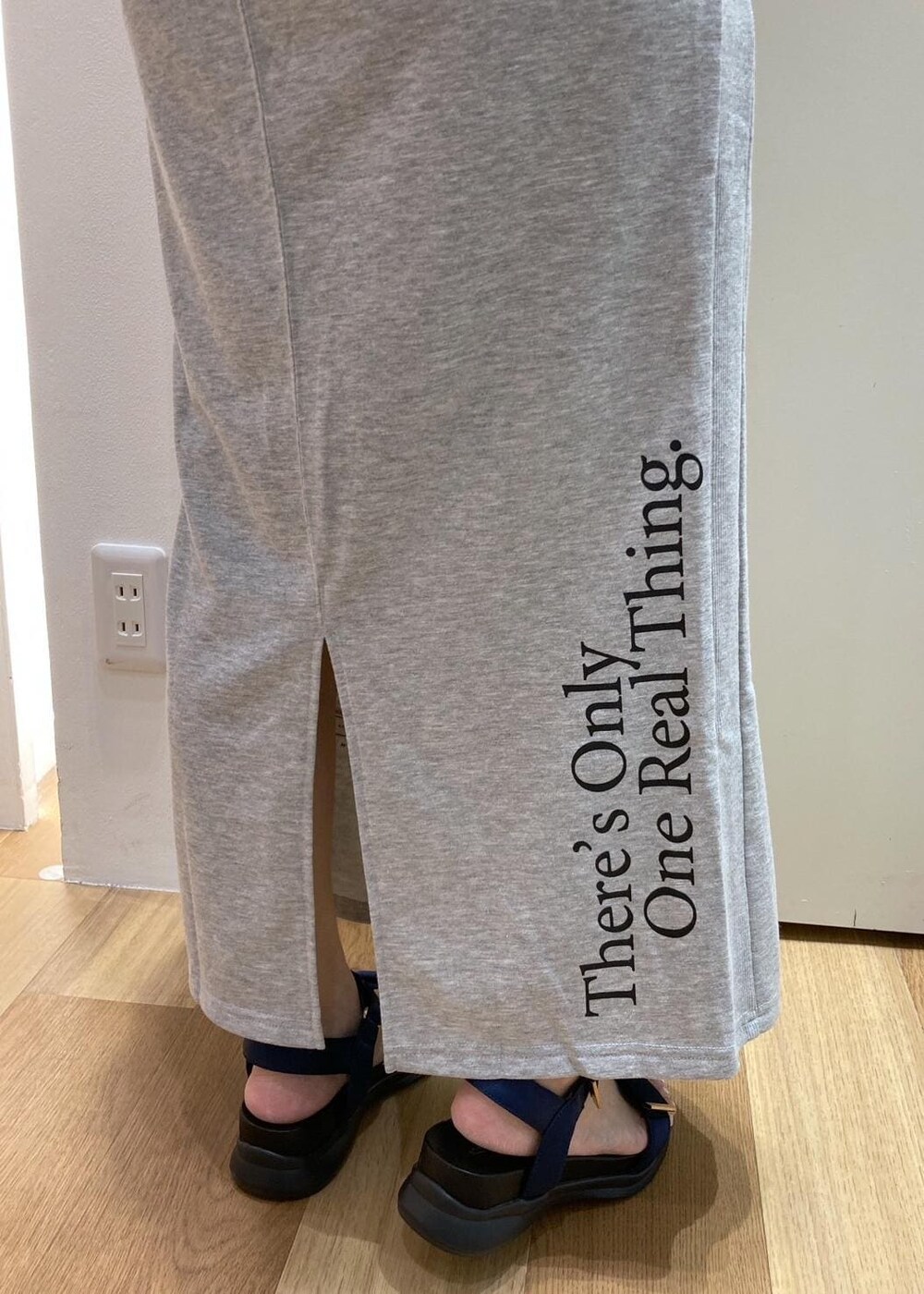 ブルー系のサンダル、ブルー系のシャツ/ブラウス、ブルー系のトートバッグを着用したレディースの夏コーディネートの8枚目の写真