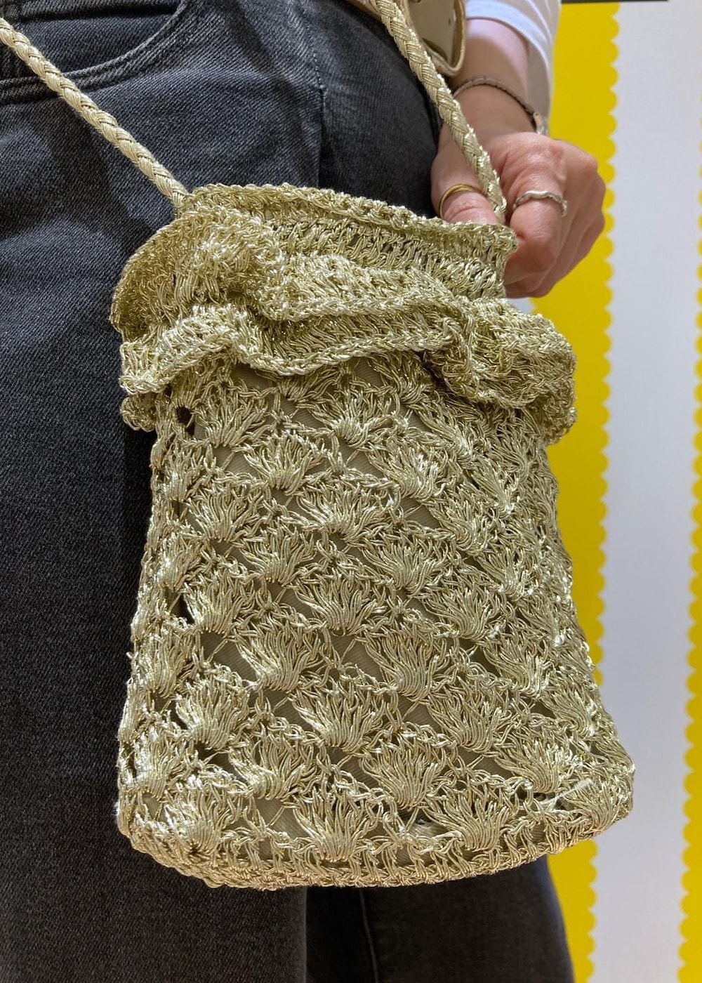 ホワイト系のサンダル、ゴールド系のショルダーバッグ、ブラック系のデニムパンツを着用したレディースの夏コーディネートの10枚目の写真