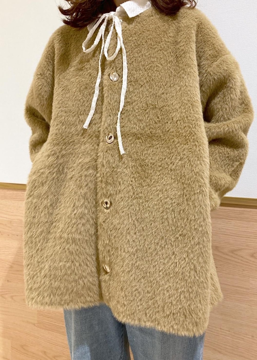 ホワイト系のシャツ/ブラウス、イエロー系のその他アウター、ブラック系のブーツを着用したレディースの秋コーディネートの5枚目の写真