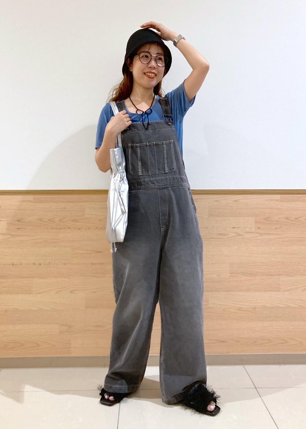 ブラック系のサンダル、ブラック系のサロペット/オーバーオール、ブルー系のTシャツ/カットソーを着用したレディースの夏コーディネートの2枚目の写真