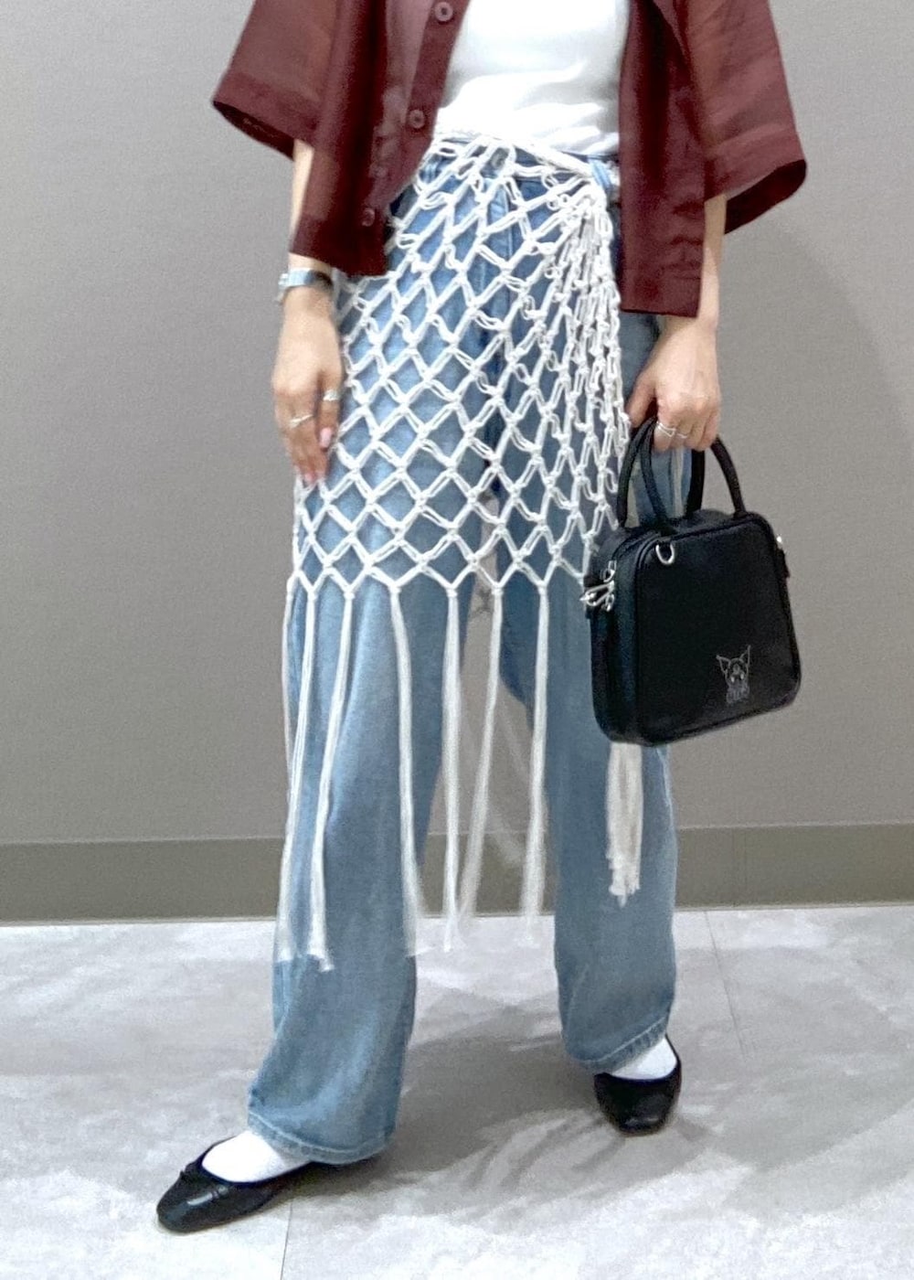 ホワイト系のスカート、ホワイト系のタンクトップ、ブラウン系のシャツ/ブラウスを着用したレディースの夏コーディネートの7枚目の写真