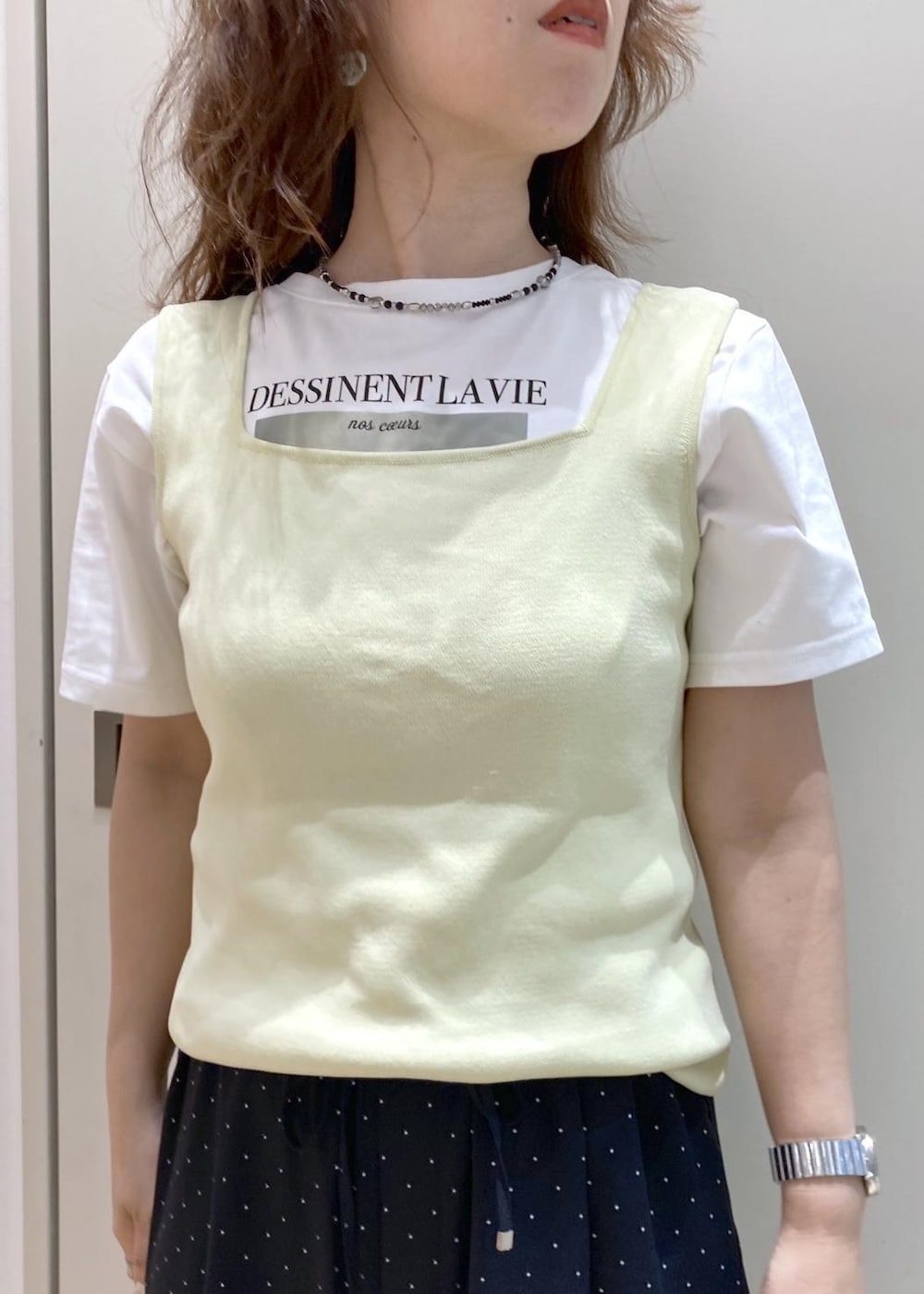 ベージュ系のタンクトップ、ホワイト系のTシャツ/カットソー、ブラック系のサンダルを着用したレディースの夏コーディネートの4枚目の写真