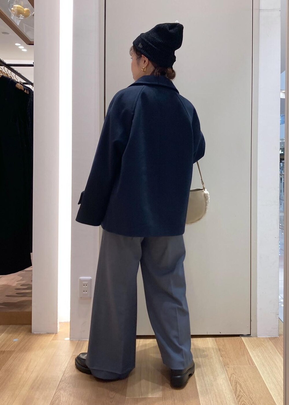 ブラック系のカーディガン/ボレロ、ブルー系のその他アウター、ホワイト系のTシャツ/カットソーを着用したレディースの秋コーディネートの3枚目の写真