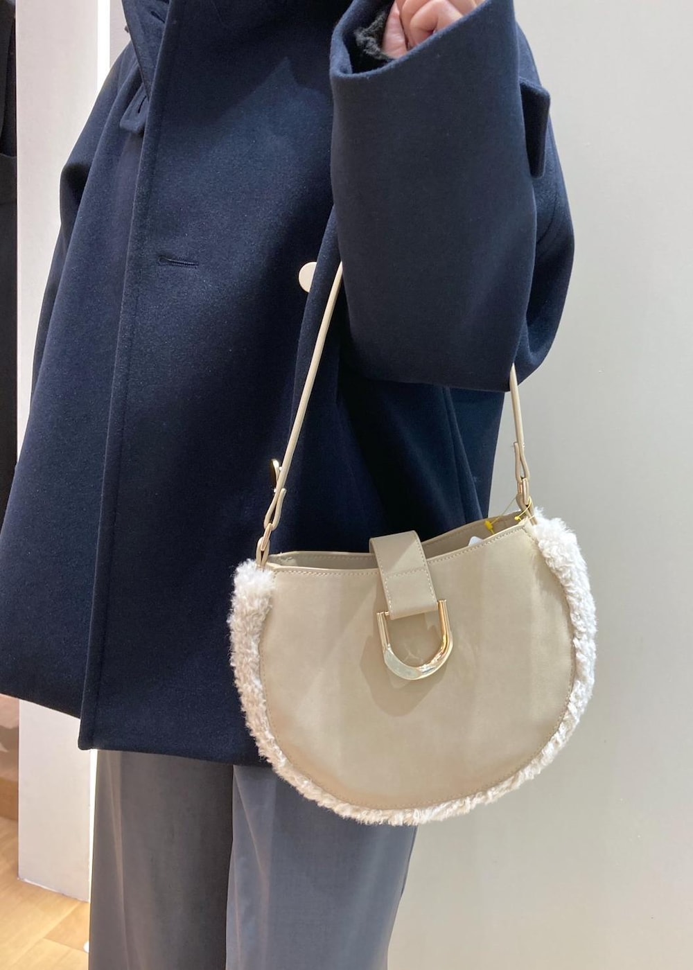 ブラック系のカーディガン/ボレロ、ブルー系のその他アウター、ホワイト系のTシャツ/カットソーを着用したレディースの秋コーディネートの8枚目の写真