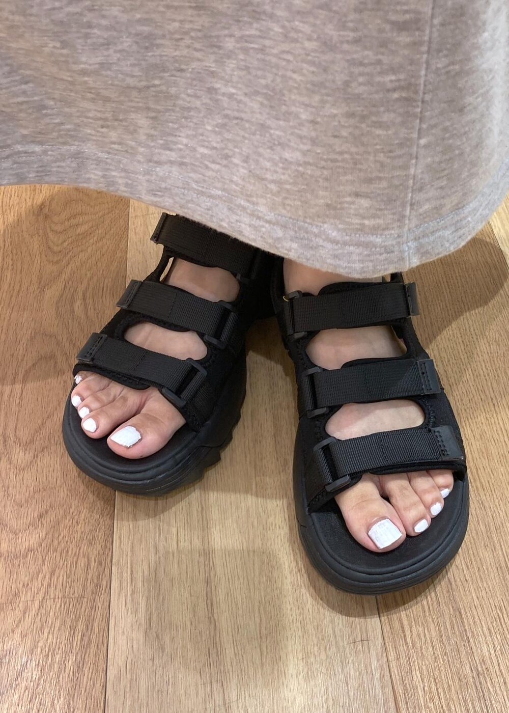 ブラック系のサンダル、レッド系のトートバッグ、グレー系のスカートを着用したレディースの夏コーディネートの8枚目の写真