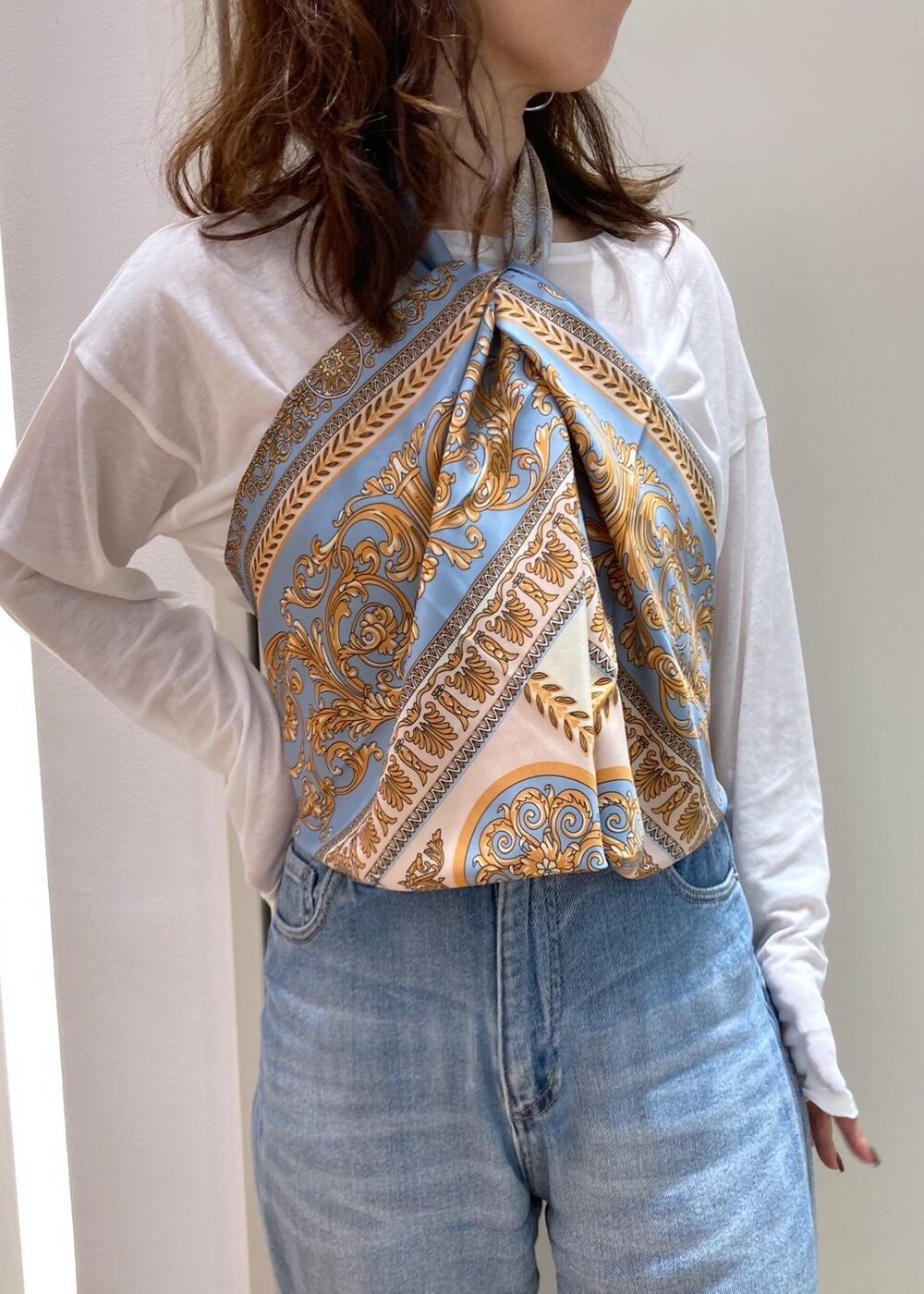 ピンク系のカーディガン/ボレロ、ホワイト系のTシャツ/カットソー、ブラウン系のブーツを着用したレディースの秋コーディネートの6枚目の写真