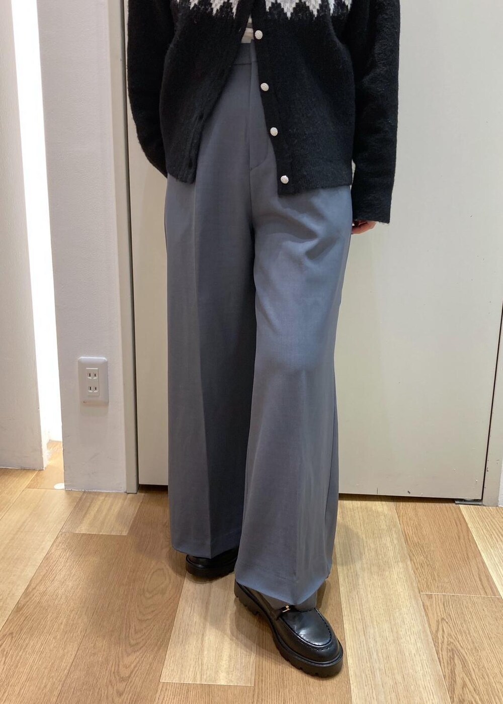 ブラック系のカーディガン/ボレロ、ブルー系のその他アウター、ホワイト系のTシャツ/カットソーを着用したレディースの秋コーディネートの6枚目の写真