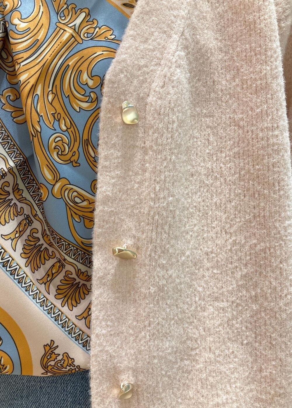 ピンク系のカーディガン/ボレロ、ホワイト系のTシャツ/カットソー、ブラウン系のブーツを着用したレディースの秋コーディネートの5枚目の写真