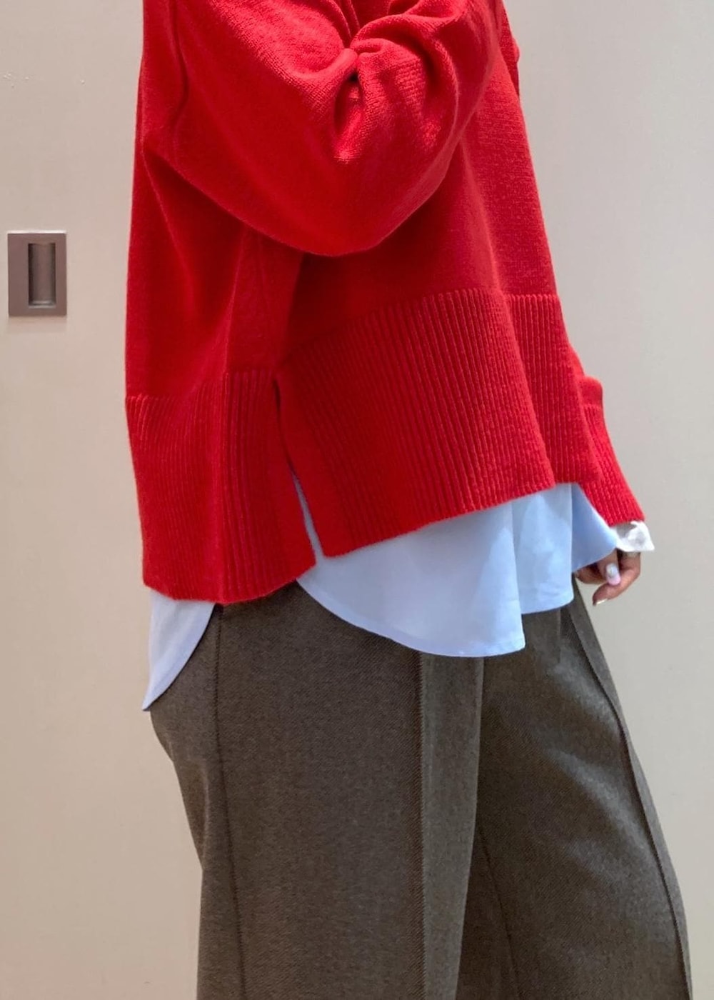 レッド系のニット/セーター、レッド系のブーツ、グレー系のトートバッグを着用したレディースの秋コーディネートの5枚目の写真