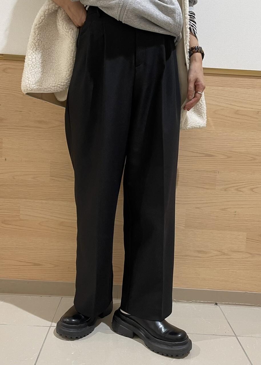 ホワイト系のTシャツ/カットソー、ブラック系のその他パンツ、ベージュ系のその他アウターを着用したレディースの秋コーディネートの4枚目の写真