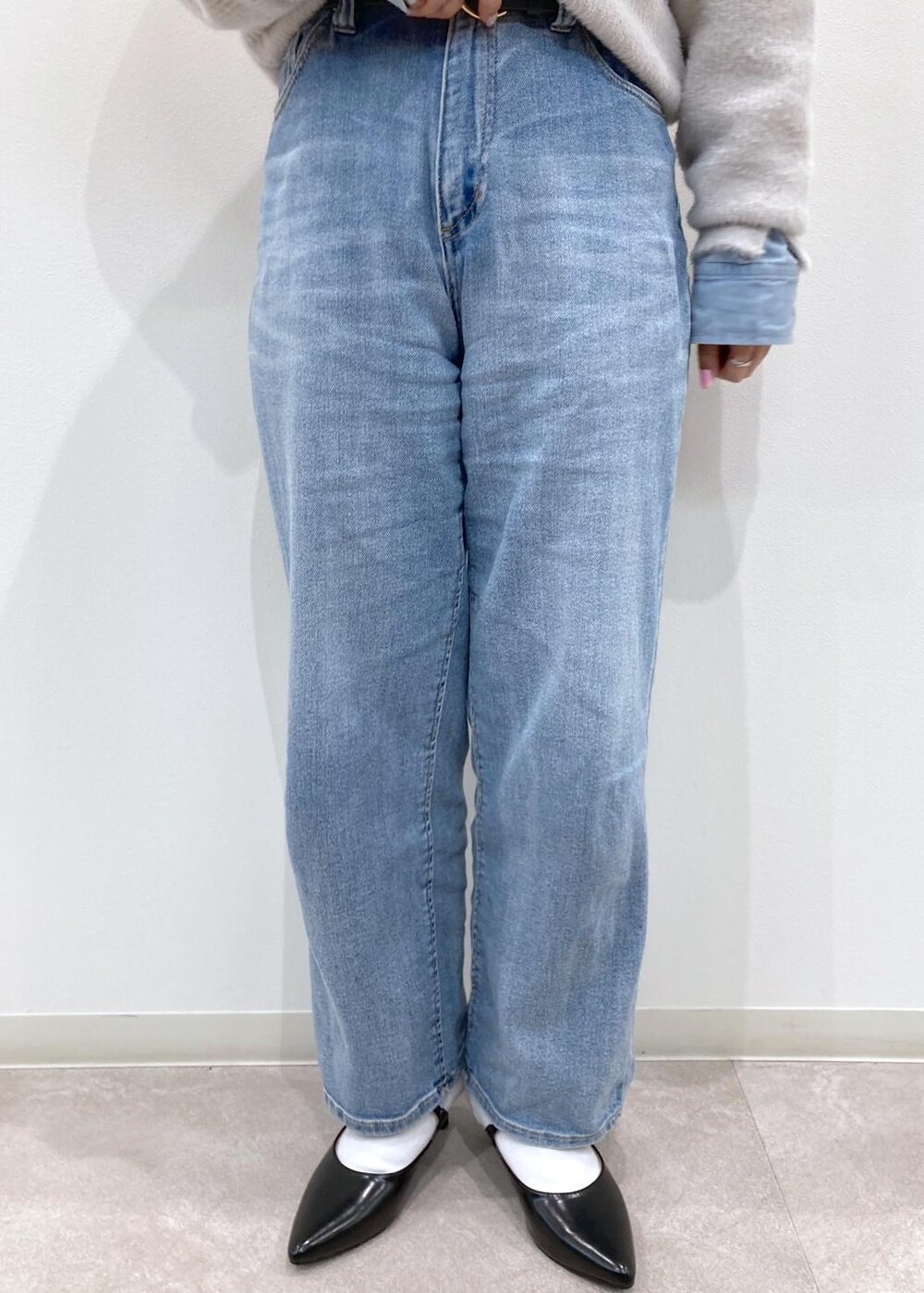 ブルー系のシャツ/ブラウス、ブラック系のパンプス、ブルー系のデニムパンツを着用したレディースの冬コーディネートの5枚目の写真