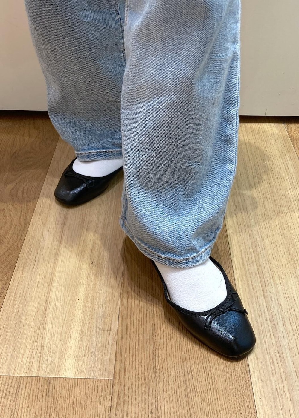 ブルー系のデニムパンツ、ブラック系のバレエシューズ、グレー系のシャツ/ブラウスを着用したレディースの秋コーディネートの8枚目の写真