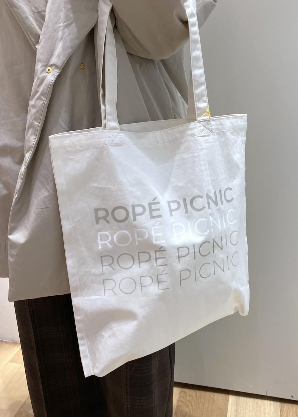 ホワイト系のニット/セーター、ブラウン系のブーツ、レッド系のニット/セーターを着用したレディースの秋コーディネートの8枚目の写真