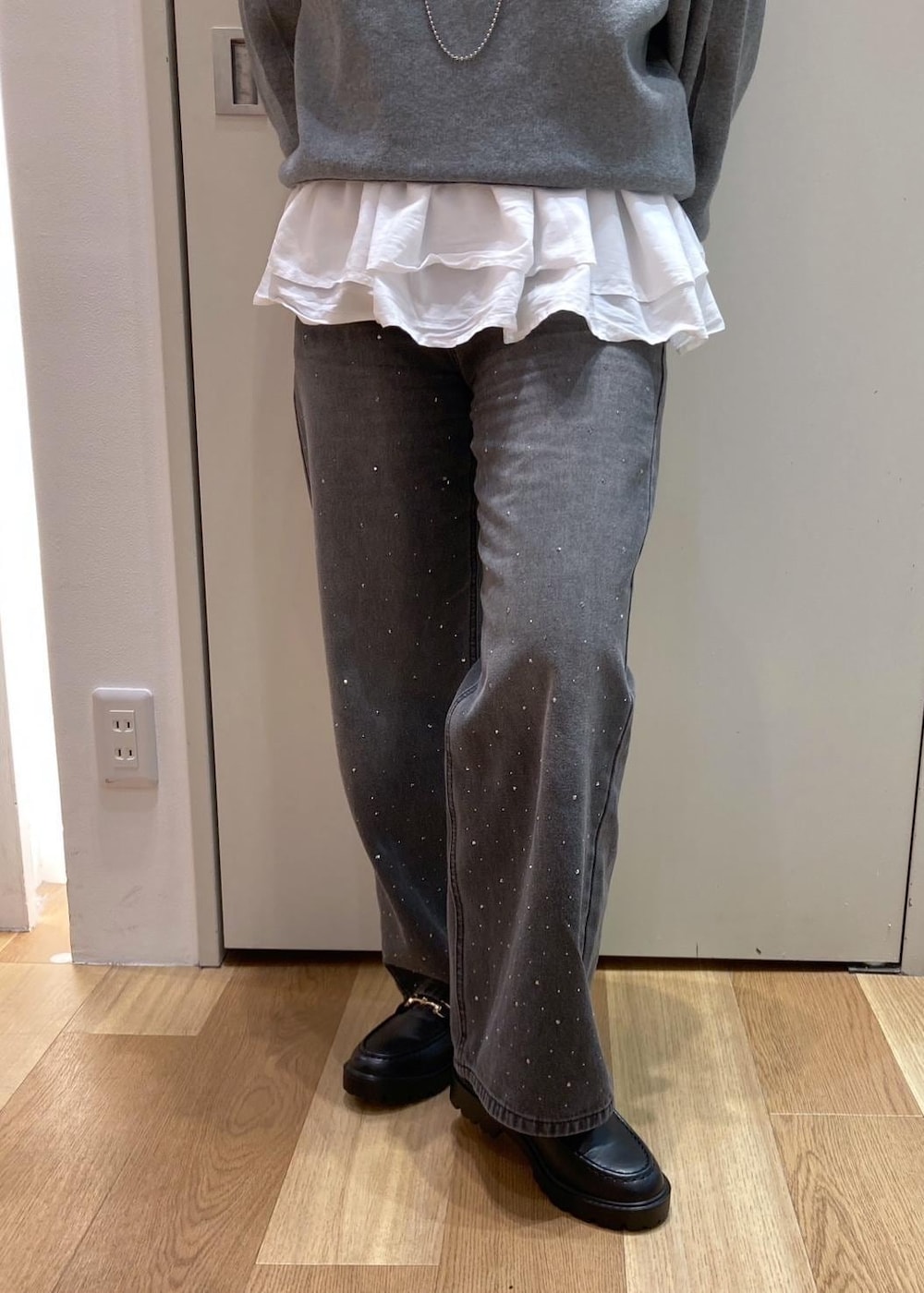 グレー系のブルゾン、グレー系のニット/セーター、ホワイト系のTシャツ/カットソーを着用したレディースの秋コーディネートの7枚目の写真