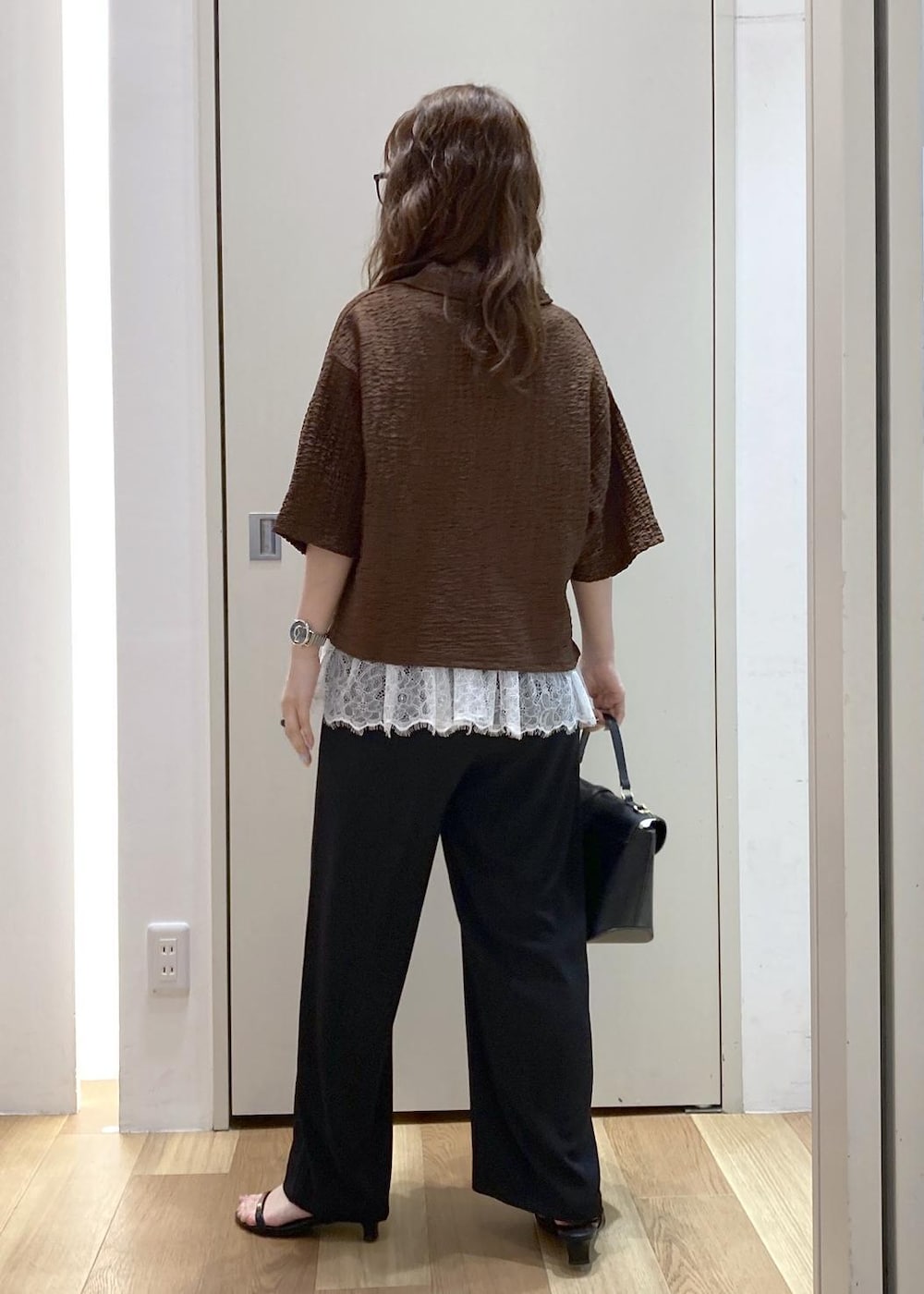 ブラック系のショルダーバッグ、ブラック系のサンダル、ブラック系のその他パンツを着用したレディースの夏コーディネートの3枚目の写真