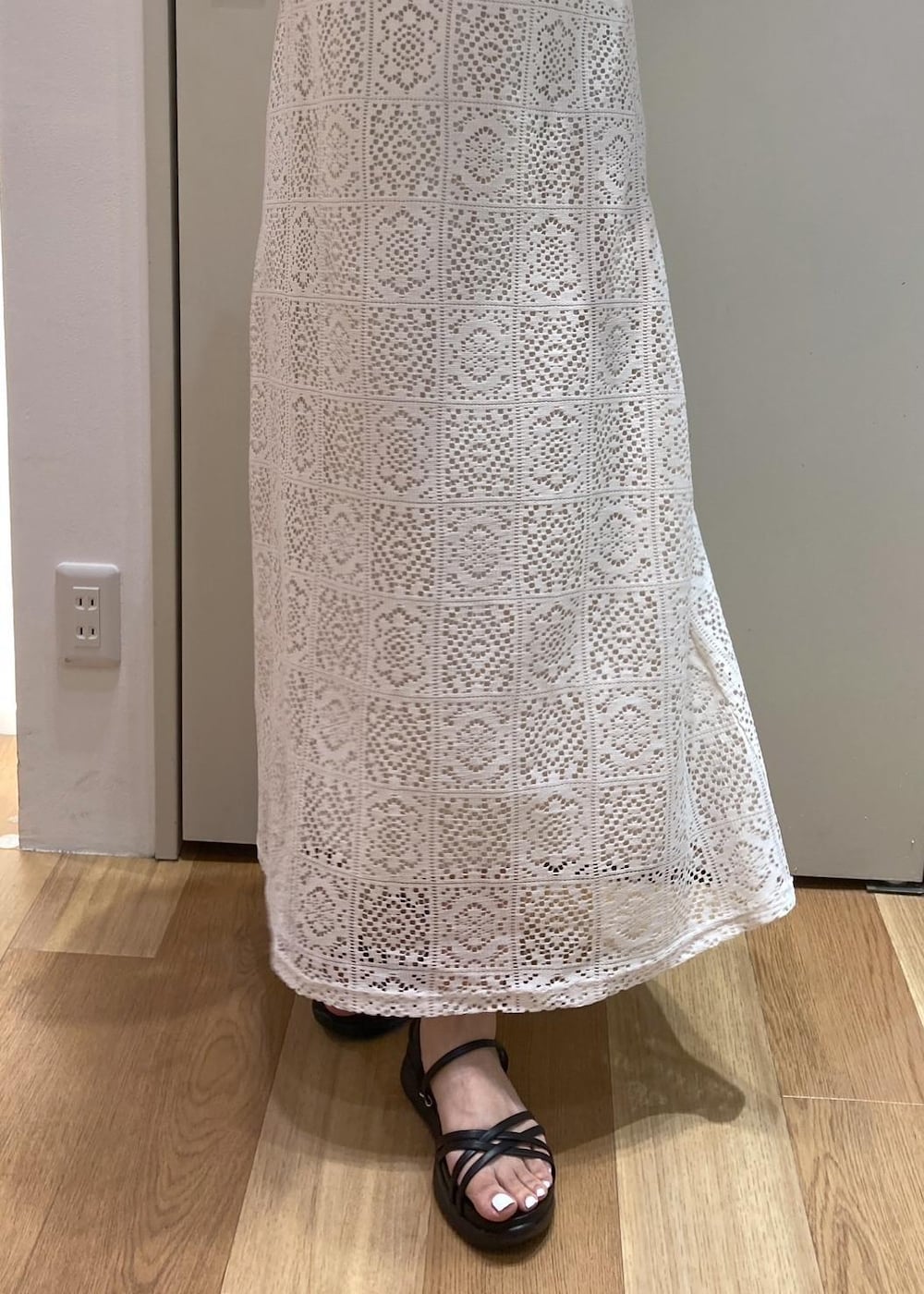 ブラック系のニット/セーター、ブラック系のトートバッグ、ブラック系のサンダルを着用したレディースの夏コーディネートの5枚目の写真