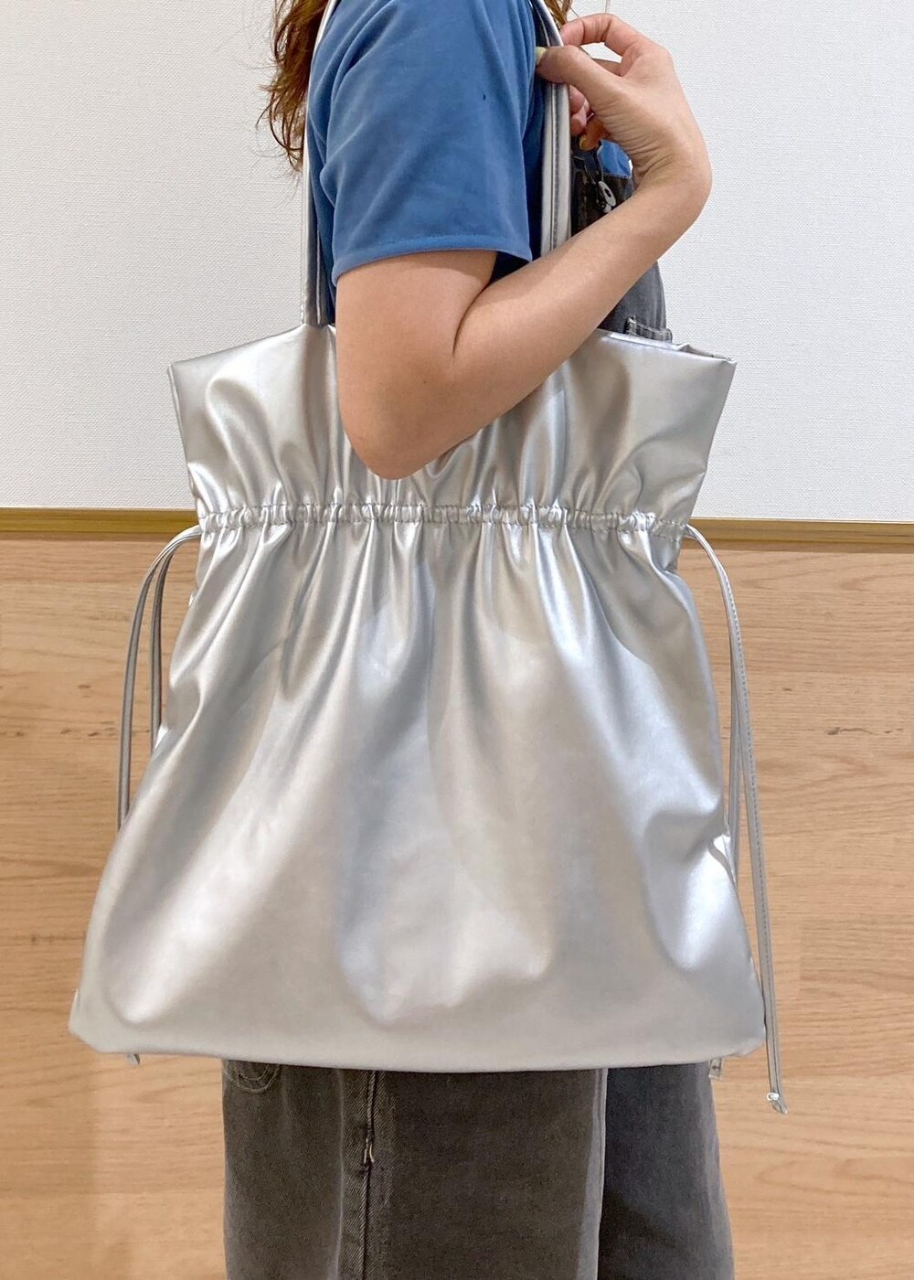 ブラック系のサンダル、ブラック系のサロペット/オーバーオール、ブルー系のTシャツ/カットソーを着用したレディースの夏コーディネートの9枚目の写真