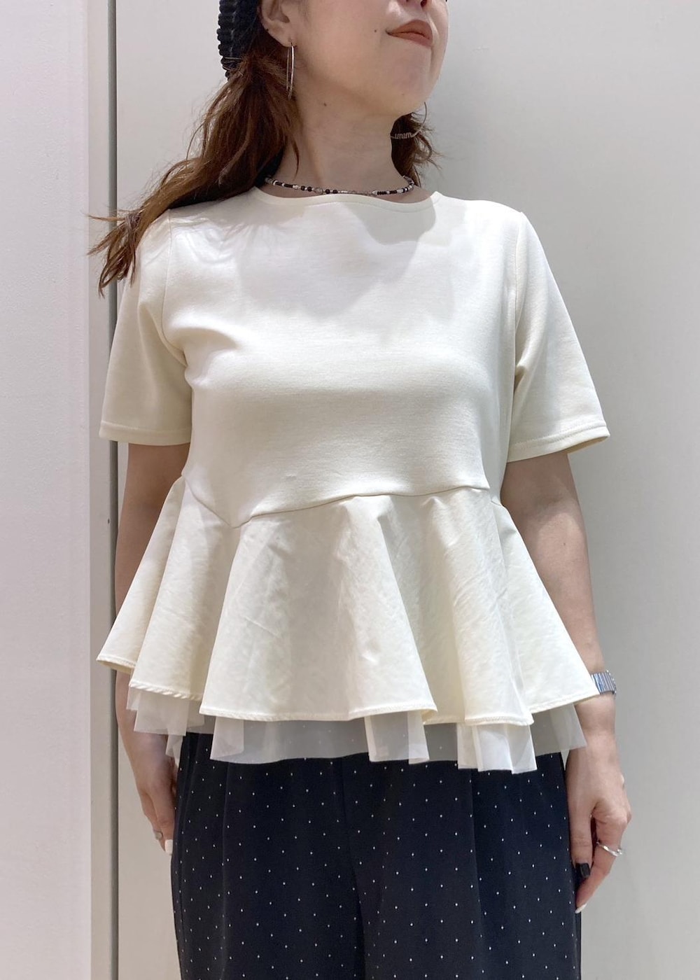 ブラック系のパンプス、ベージュ系のTシャツ/カットソー、ブルー系のその他パンツを着用したレディースの春コーディネートの3枚目の写真