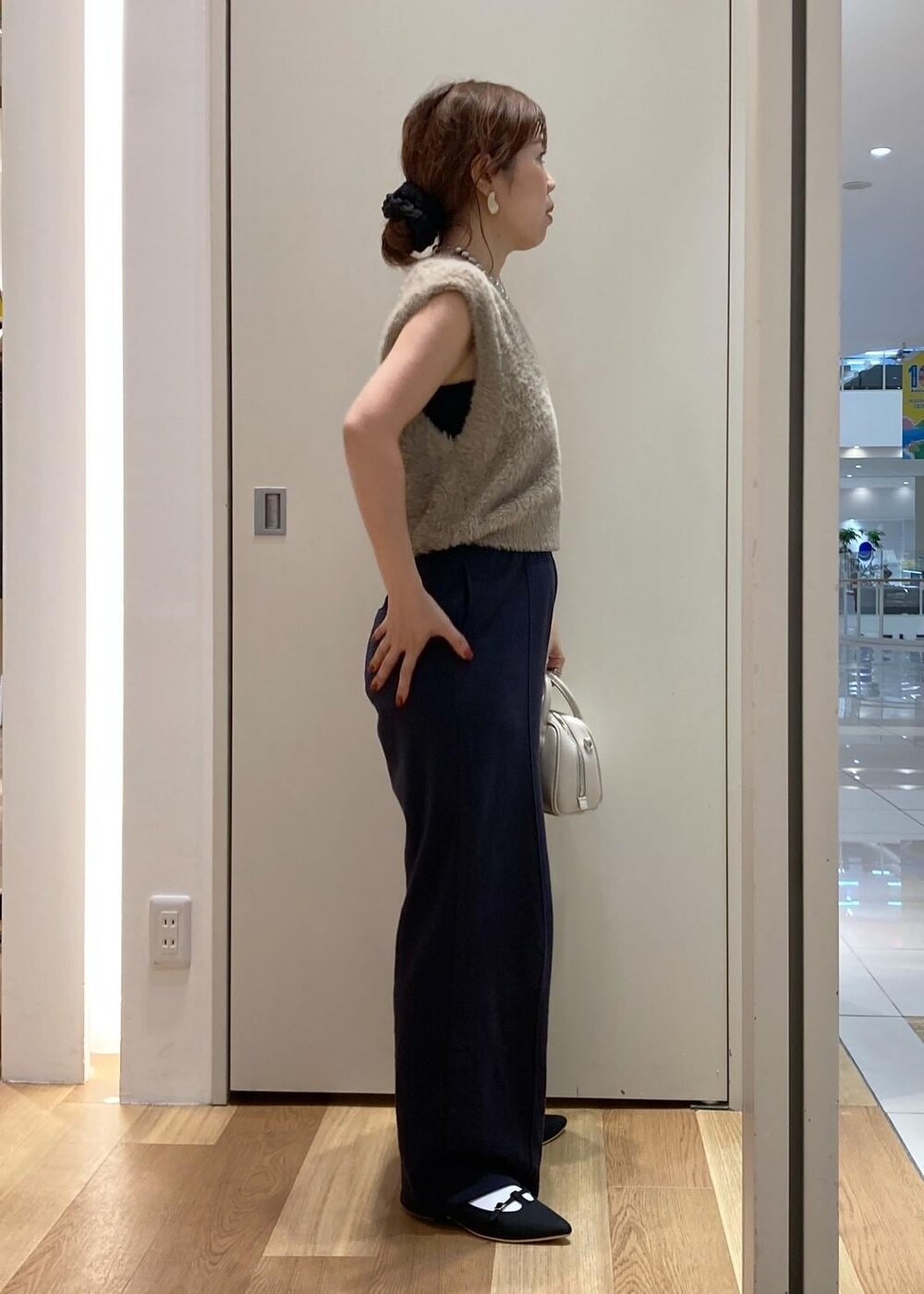 ブルー系のその他パンツ、ベージュ系のベスト、ブラック系のパンプスを着用したレディースの秋コーディネートの2枚目の写真