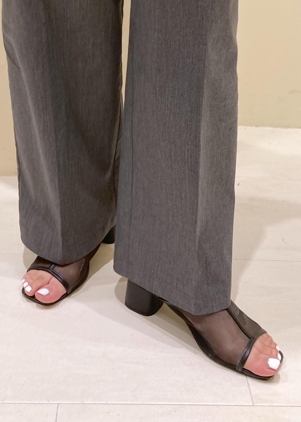 グレー系のショルダーバッグ、ブラック系のパンプス、ブラック系のシャツ/ブラウスを着用したレディースの夏コーディネートの7枚目の写真