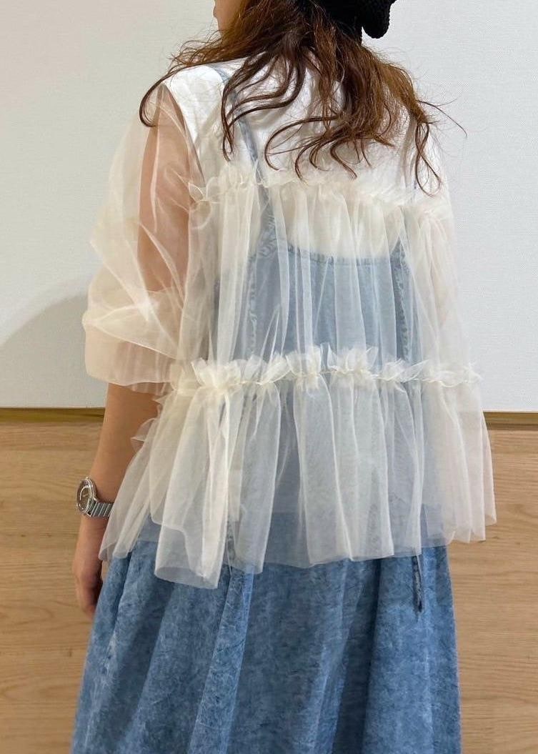 ブラック系のサンダル、シルバー系のショルダーバッグ、ホワイト系のTシャツ/カットソーを着用したレディースの夏コーディネートの4枚目の写真