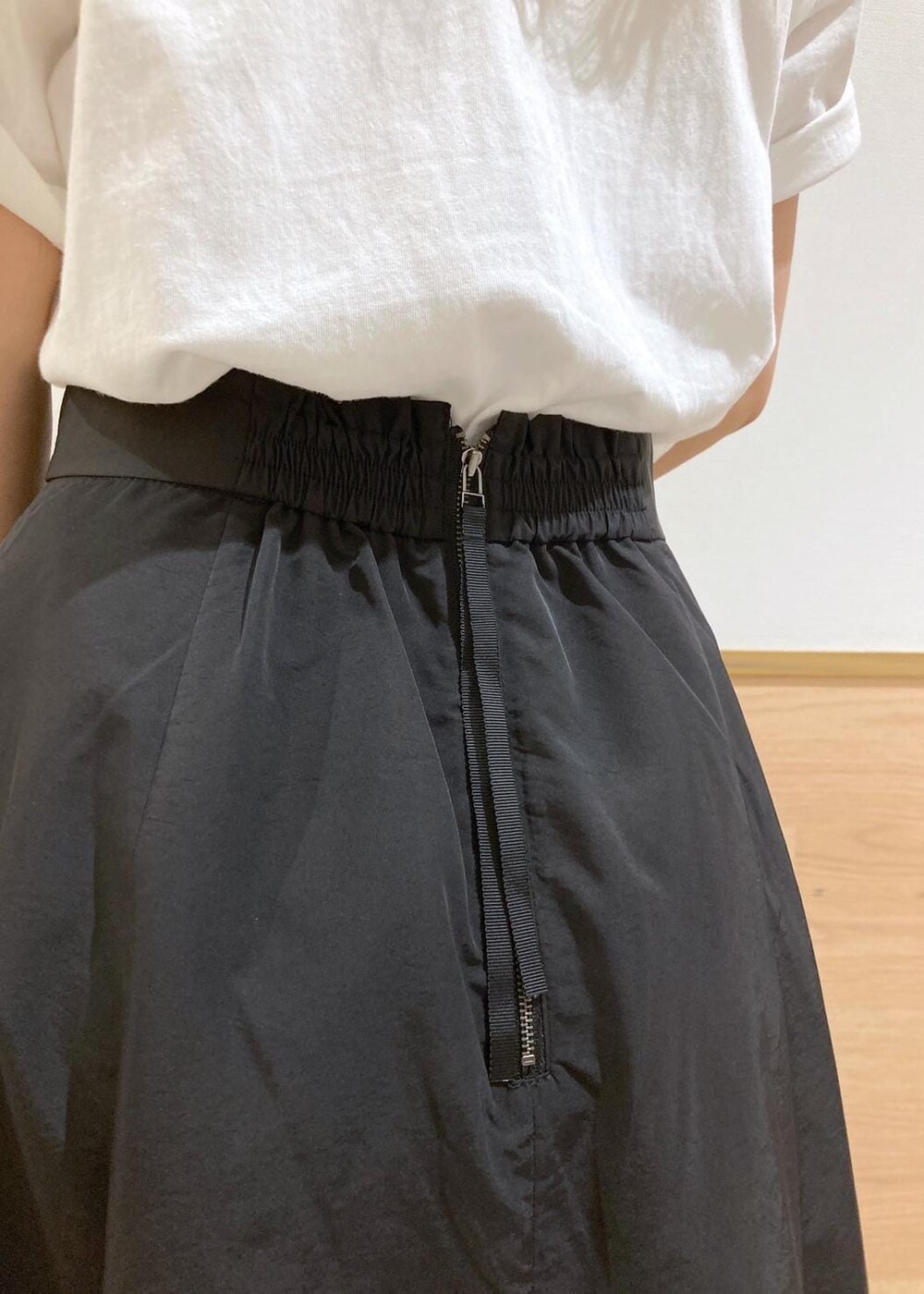 ブラック系のローファー、レッド系のトートバッグ、ホワイト系のTシャツ/カットソーを着用したレディースの秋コーディネートの7枚目の写真