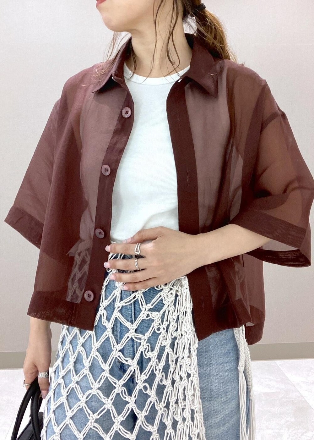 ホワイト系のスカート、ホワイト系のタンクトップ、ブラウン系のシャツ/ブラウスを着用したレディースの夏コーディネートの4枚目の写真