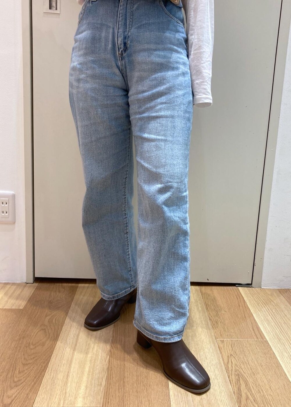 ピンク系のカーディガン/ボレロ、ホワイト系のTシャツ/カットソー、ブラウン系のブーツを着用したレディースの秋コーディネートの8枚目の写真