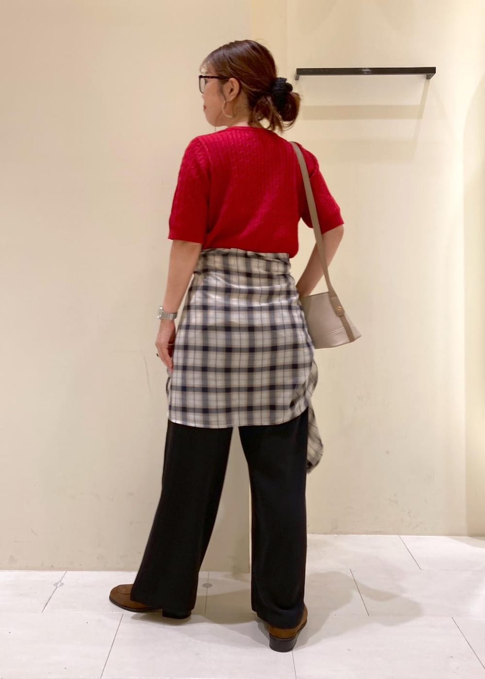 ホワイト系のシャツ/ブラウス、ホワイト系のショルダーバッグ、レッド系のニット/セーターを着用したレディースの秋コーディネートの3枚目の写真